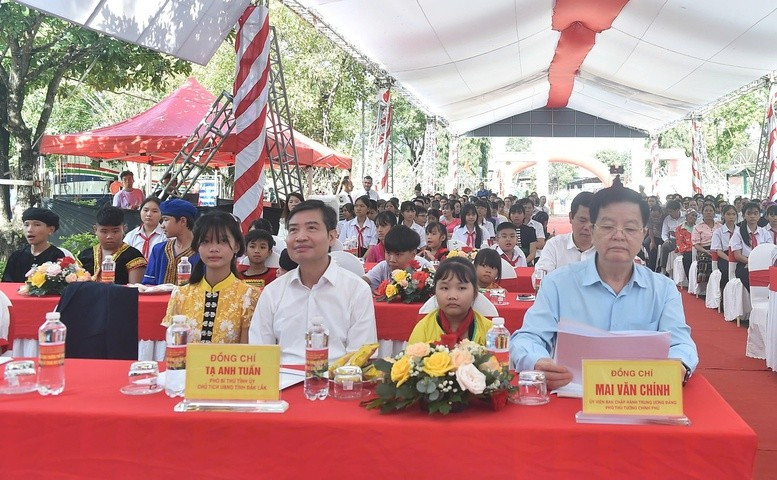 Phó Thủ tướng Mai Văn Chính dự lễ khởi công xây dựng Trường Phổ thông nội trú liên cấp tiểu học và trung học cơ sở (TH – THCS) tại xã Ia Rvê, Đắk Lắk - Ảnh: VGP/Giang Thanh mvchinh-1762653494755668289751.jpg