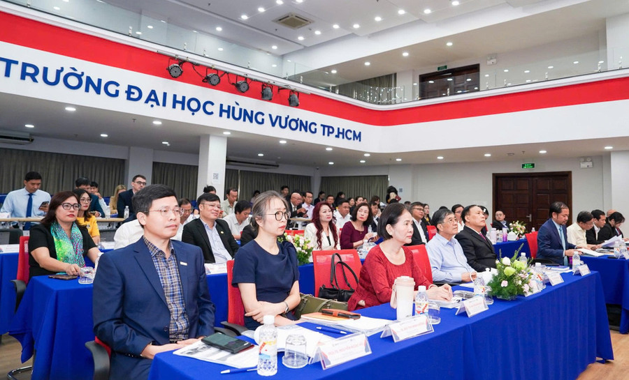 Đại biểu, chuyên gia dự diễn đàn Giáo dục đại học tư thục Việt Nam lần thứ nhất. Ảnh: DHV