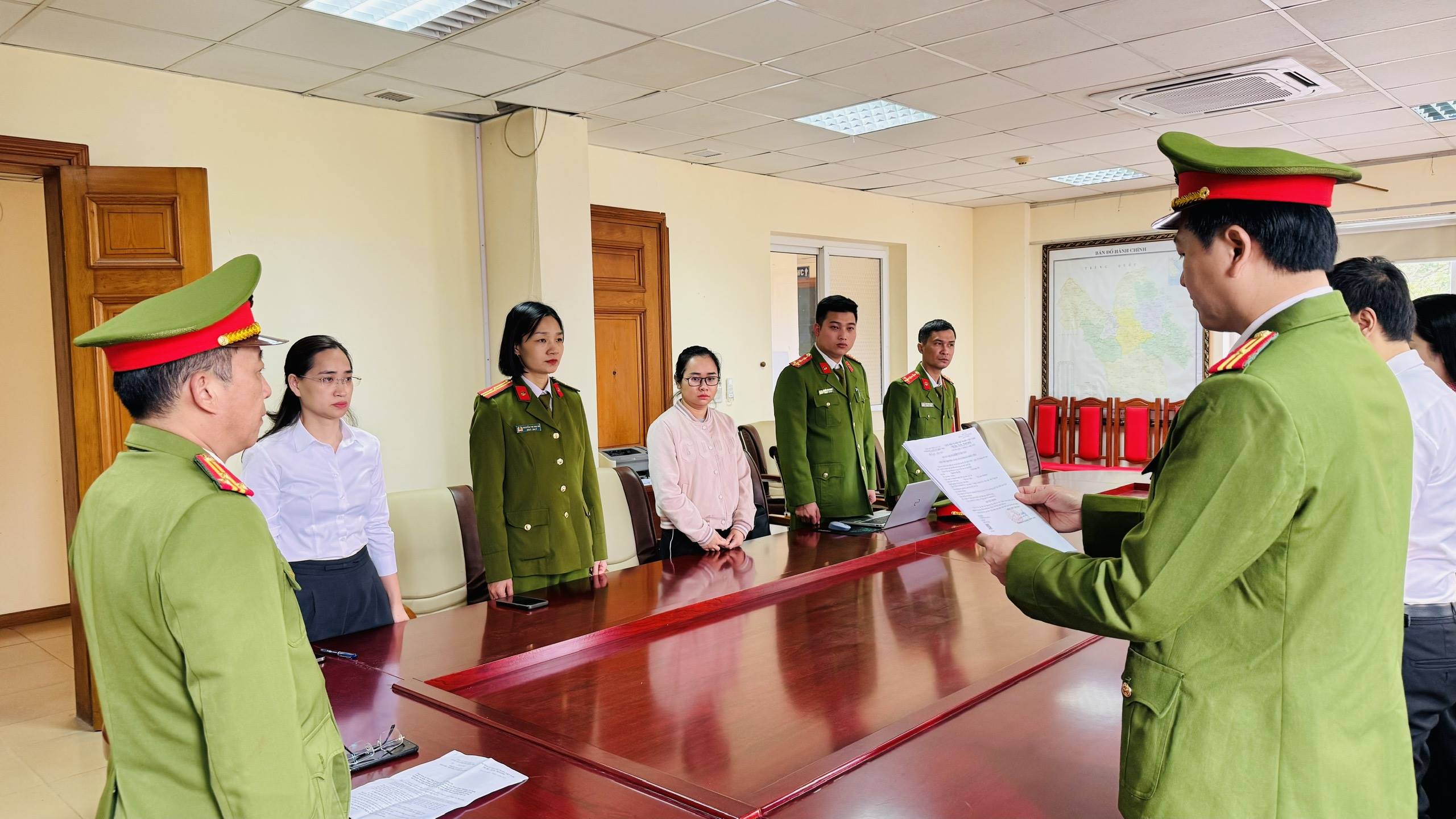 Lào Cai khởi tố, bắt 4 bị can trong vụ lan can đá bờ sông Hồng gãy đổ sau bão Yagi: Làm rõ trách nhiệm, chấn chỉnh kỷ cương xây dựng 2 2 850358 1