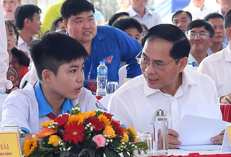 Phó Thủ tướng Bùi Thanh Sơn dự Lễ khởi công xây dựng Trường Nội trú liên cấp Tiểu học-THCS Vĩnh Gia, xã Vĩnh Gia, tỉnh An Giang - Ảnh: VGP/Hải Minh dsc3930-17626534079031130601352.jpg