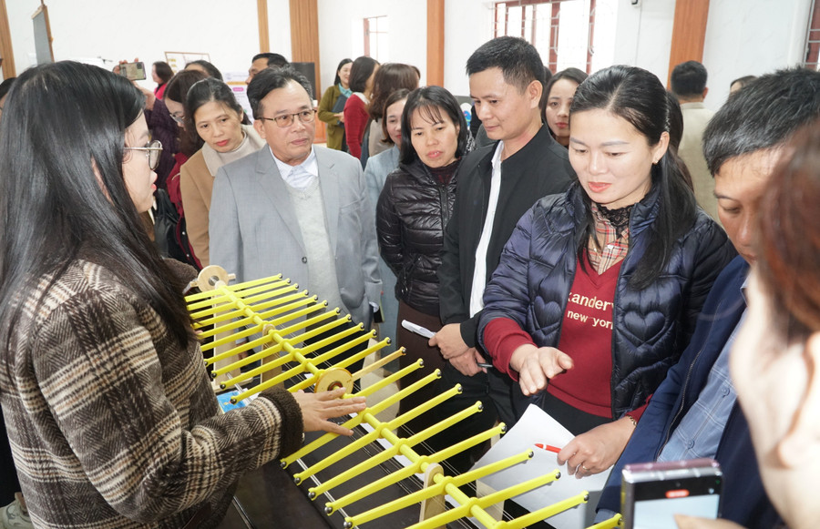 Quy định chế độ làm việc đối với giáo viên cơ sở GDTX: Động lực để yên tâm dạy học, cống hiến 1 Giáo viên các trung tâm GDNN-GDTX trên địa bàn tỉnh Nghệ An tham gia hội thi đồ dùng dạy học tự làm. Ảnh: Hồ Lài