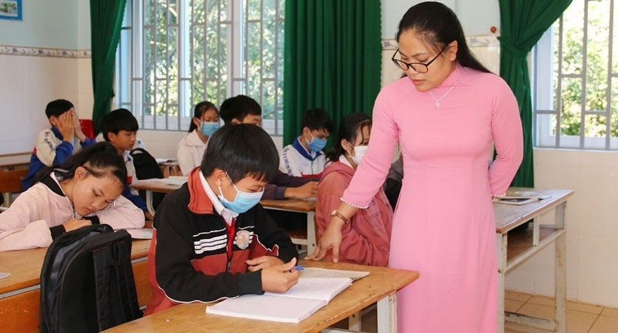 Đột phá từ hệ số lương đặc thù dành cho nhà giáo 1 Cô Ka H’Hoa - giáo viên Trường Tiểu học & THCS Phan Đình Giót (Nam Gia Nghĩa, Lâm Đồng). Ảnh: Đặng Hiền