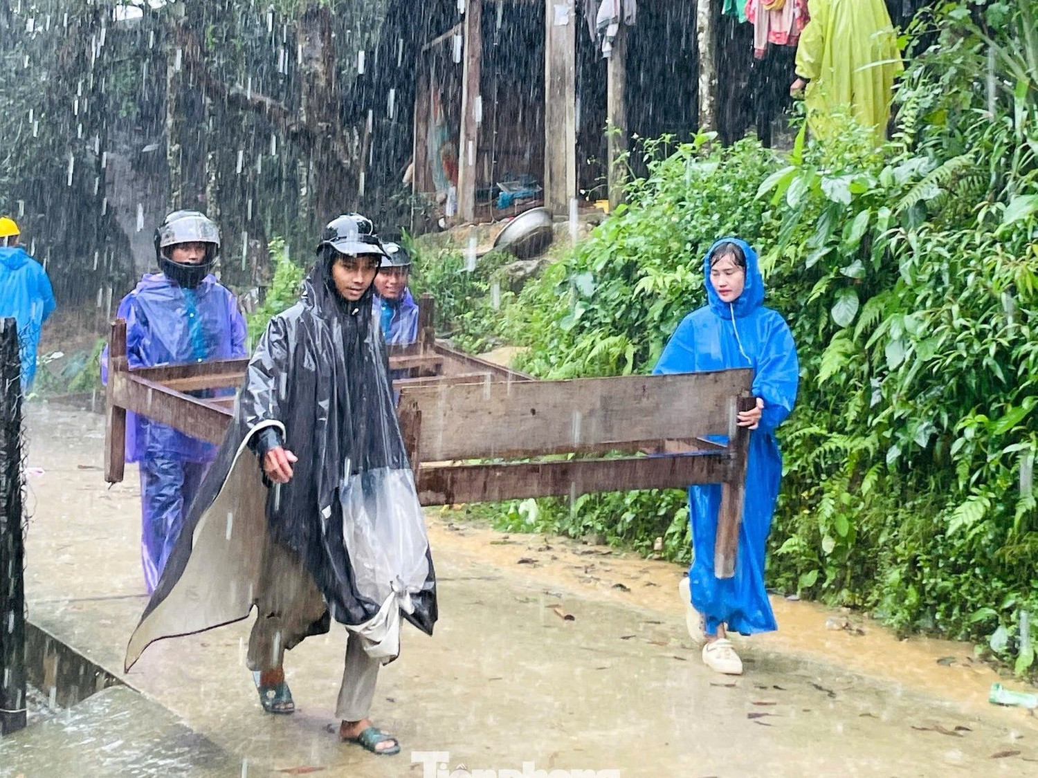 28f8aac7e3f14ee68b2dde8054d37aac truong hoc vung lu 1