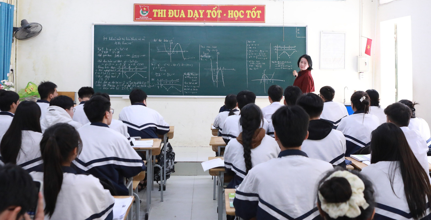 Học sinh Hà Nội trong giờ học môn Toán lớp 12. Ảnh minh họa: Đình Tuệ bo-hinh-thuc-duoi-hoc-1-5383.jpg