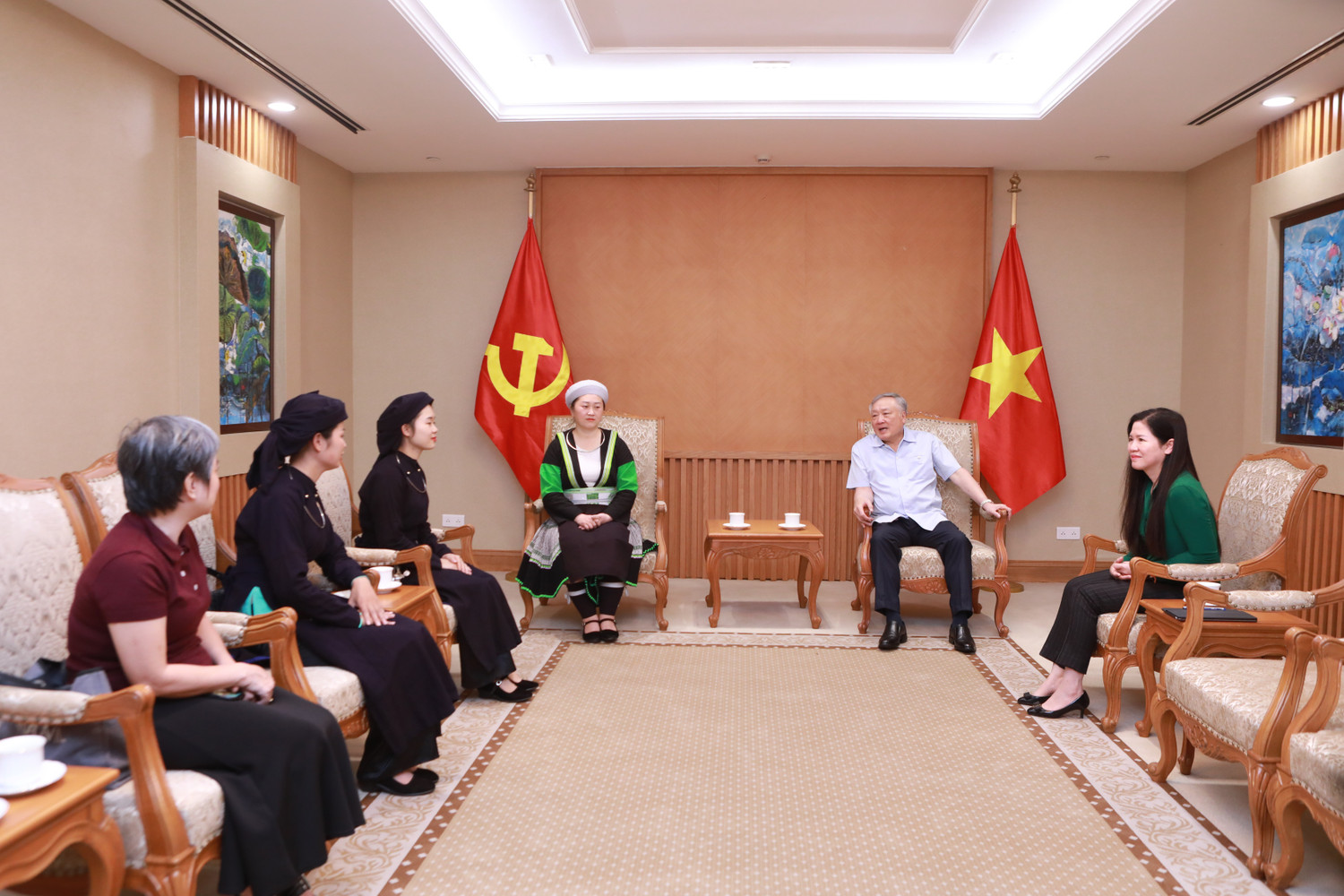 Phó Thủ tướng Thường trực Nguyễn Hòa Bình ân cần hỏi han tình hình dạy và học của cô trò Trường Mầm non Thạch Lâm. 1.jpg