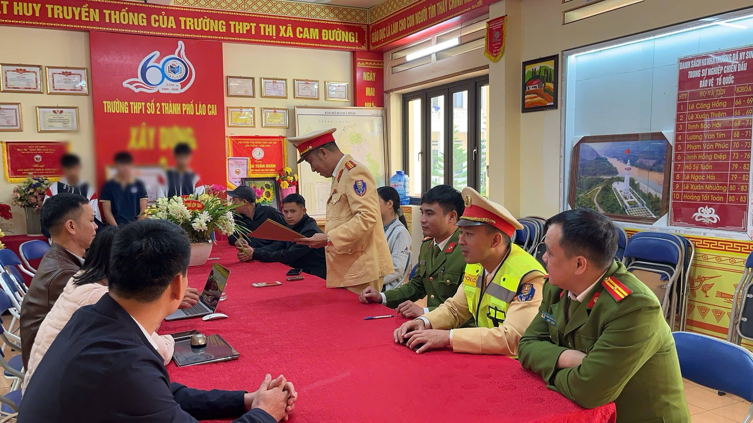 3. Luc luong Cong an lam viec voi ban giam hieu nha truong va phu huynh