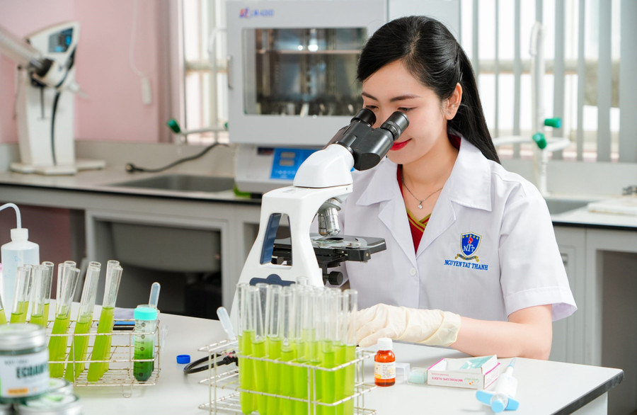 Nhiều chính sách đột phá đào tạo nhân lực chất lượng cao theo chuẩn quốc tế 1 Sinh viên Trường Đại học Nguyễn Tất Thành trong giờ thực hành. Ảnh: NTTU