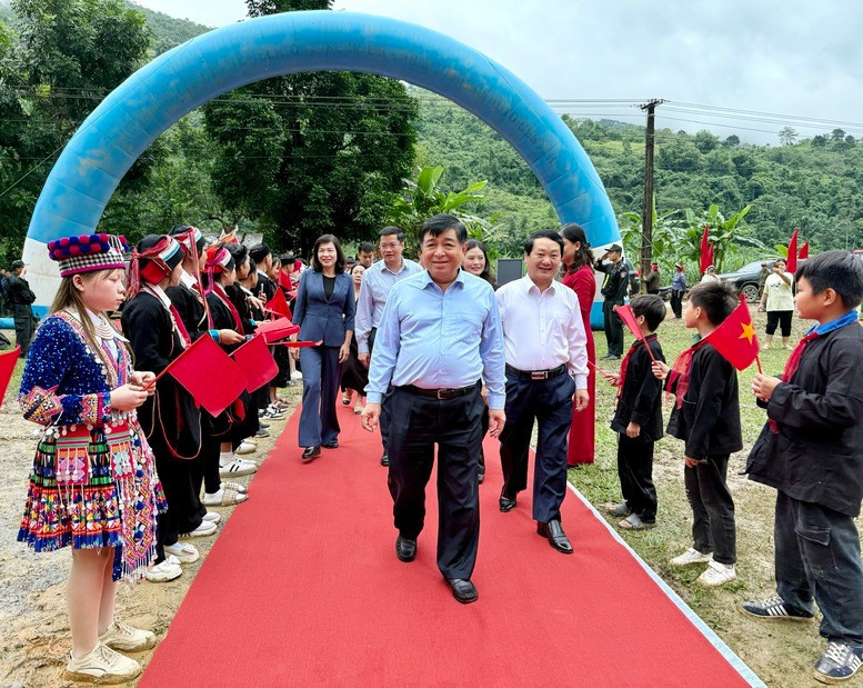 Phó Thủ tướng Chính phủ Nguyễn Chí Dũng, Bí thư Tỉnh uỷ Tuyên Quang Hầu A Lềnh dự Lễ Khởi công xây dựng dựng trường Phổ thông nội trú liên cấp Tiểu học và Trung học cơ sở Minh Tân tại thôn Tân Sơn, xã Minh Tân, tỉnh Tuyên Quang - Ảnh: VGP/Thu Sa ncdung-17626539314261715147291.jpg