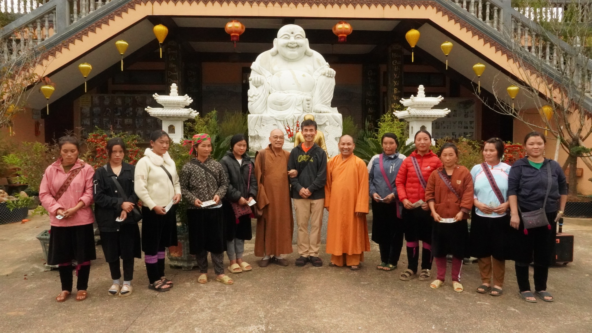 Lan tỏa lòng từ bi giữa mùa đông vùng cao: Thiền viện Trúc Lâm Đại Giác Sa Pa trao 100 suất quà cho hộ nghèo 2 571667494 1359274332875295 7070010040438846934 n