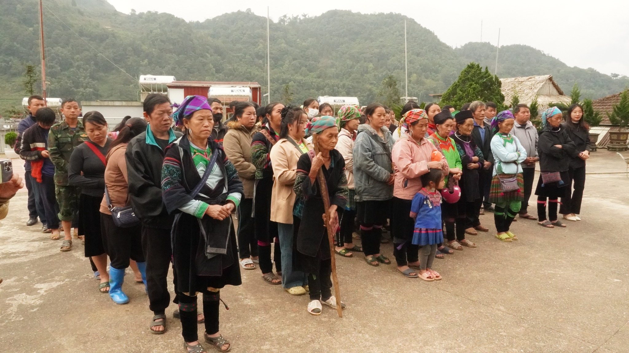 Lan tỏa lòng từ bi giữa mùa đông vùng cao: Thiền viện Trúc Lâm Đại Giác Sa Pa trao 100 suất quà cho hộ nghèo 4 572261676 1359274022875326 3657938573108688641 n