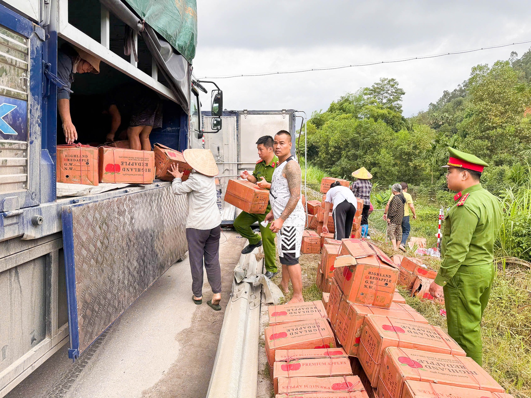Công an phường Âu Lâu kịp thời giúp đỡ người dân sau sự cố lật xe tải trên cao tốc 2 572440129 1149370103914362 2240083214613803586 n