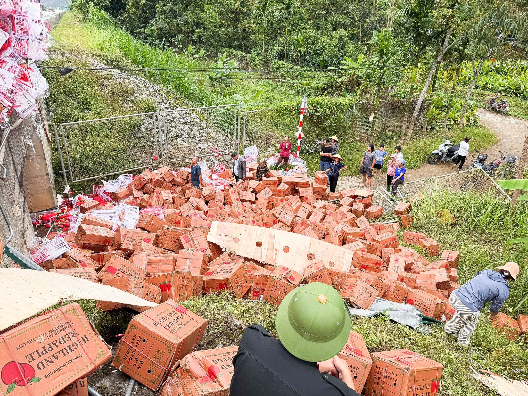 Công an phường Âu Lâu kịp thời giúp đỡ người dân sau sự cố lật xe tải trên cao tốc 3 572770916 1149370737247632 1534005177985334027 n