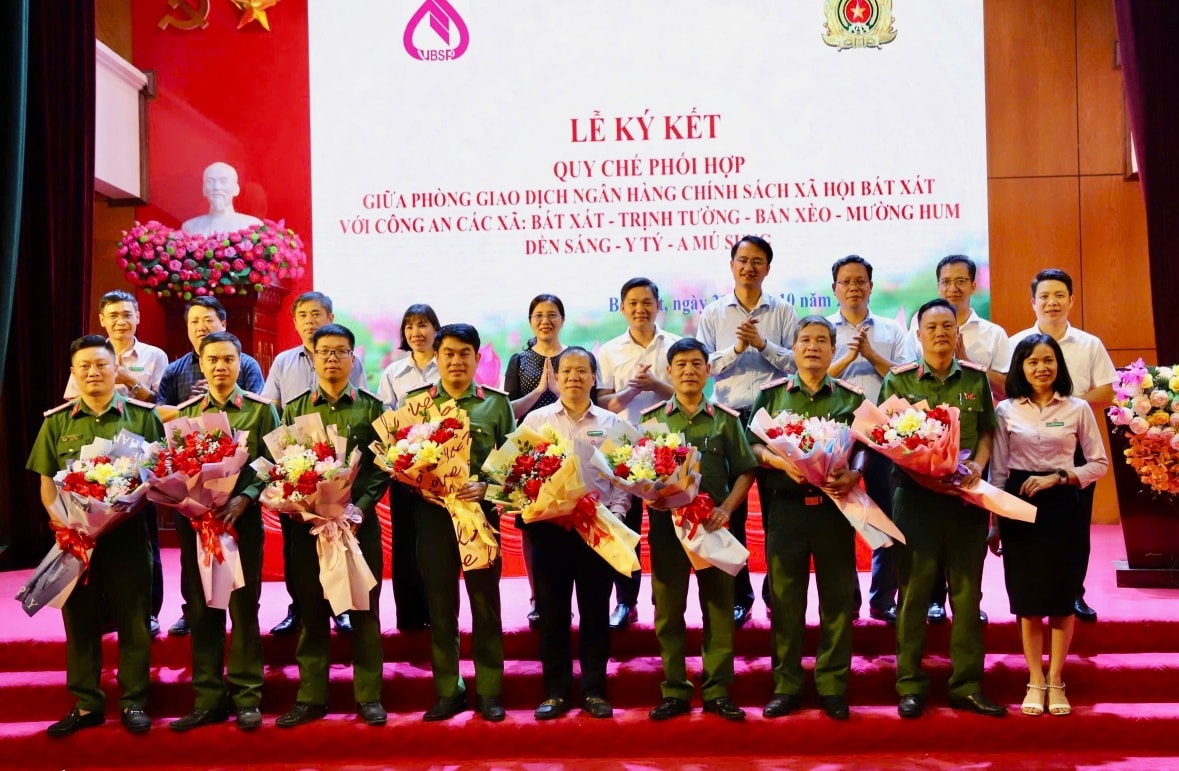 Bát Xát: Ký kết quy chế phối hợp giữa Ngân hàng Chính sách xã hội và công an các xã – Chung tay vì an toàn tín dụng và an sinh xã hội 7 572924619 756704260761717 8534842808040920083 n 1