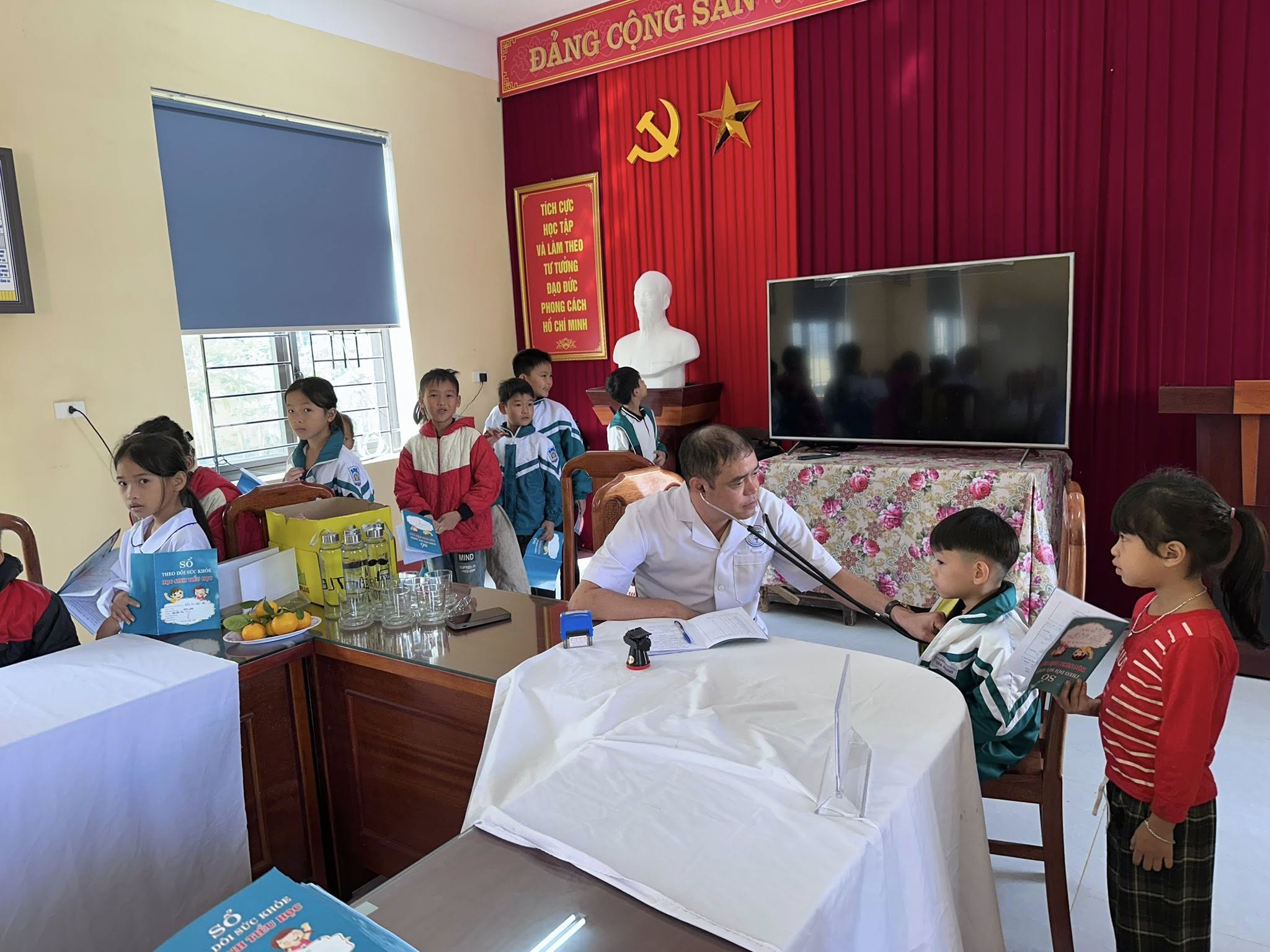 Khám sức khỏe định kỳ cho học sinh Tân Hương: Gieo mầm yêu thương, vun đắp tương lai 5 573590244 1133600342212217 3414185302839284191 n