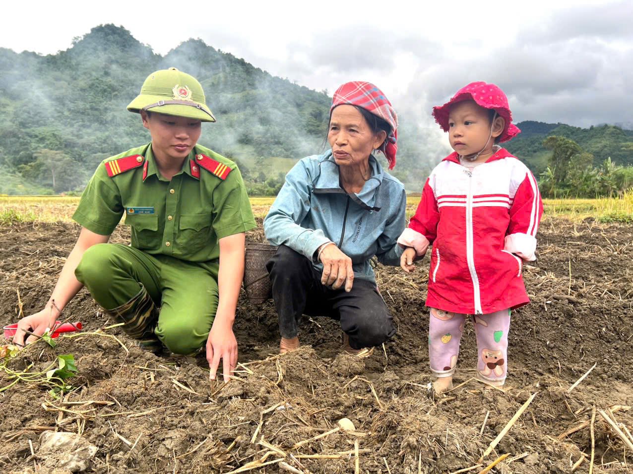 Gieo mầm xanh, vun niềm tin - "Hồi sinh cánh đồng Làng Chút" 1 573591253 801423609391016 1140741184705321174 n