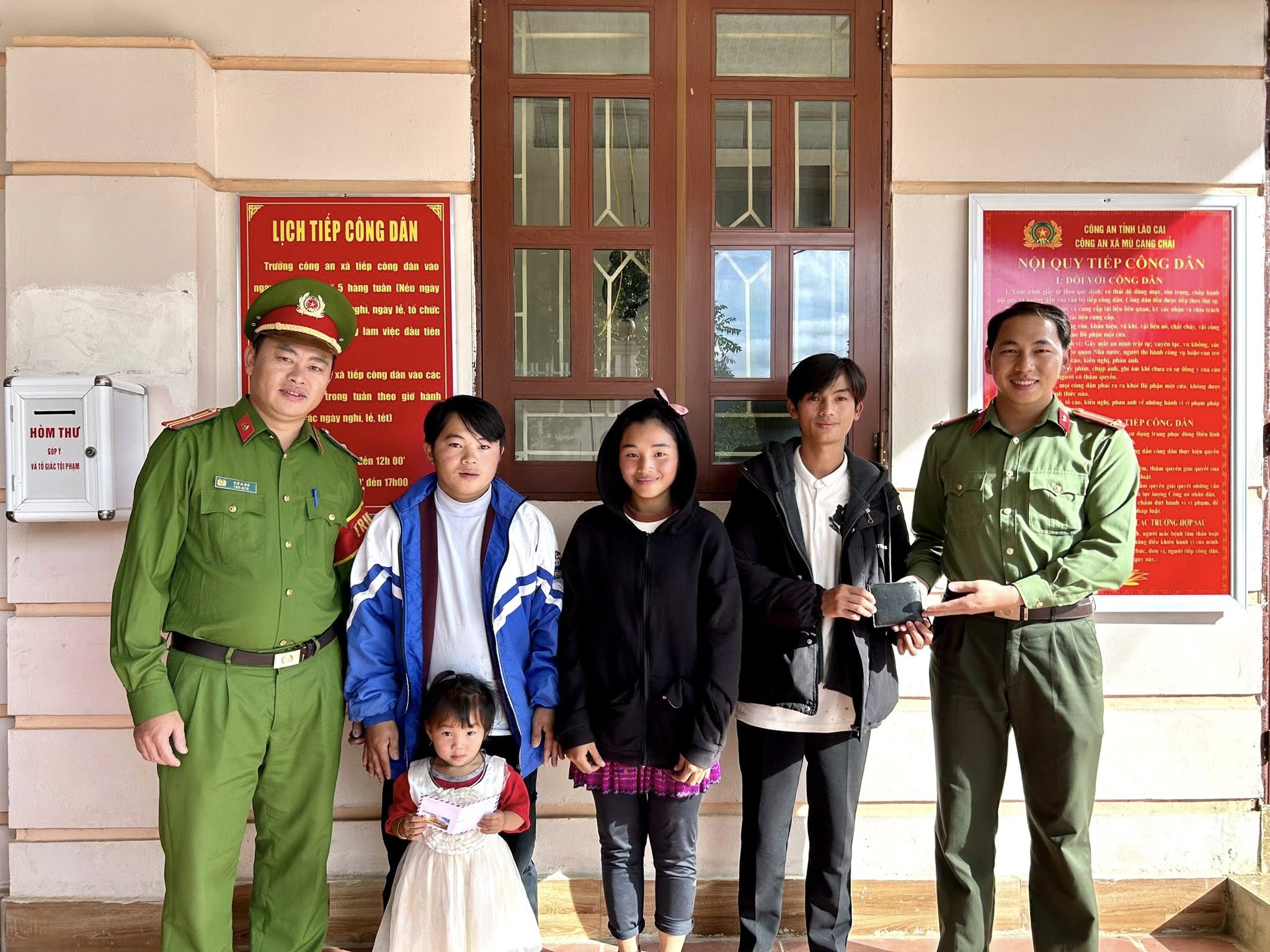 Người đàn ông vùng cao nhặt được ví tiền, mang đến công an trả lại người đánh mất 1 574389464 1165041339026558 2856055869592243991 n 1 1