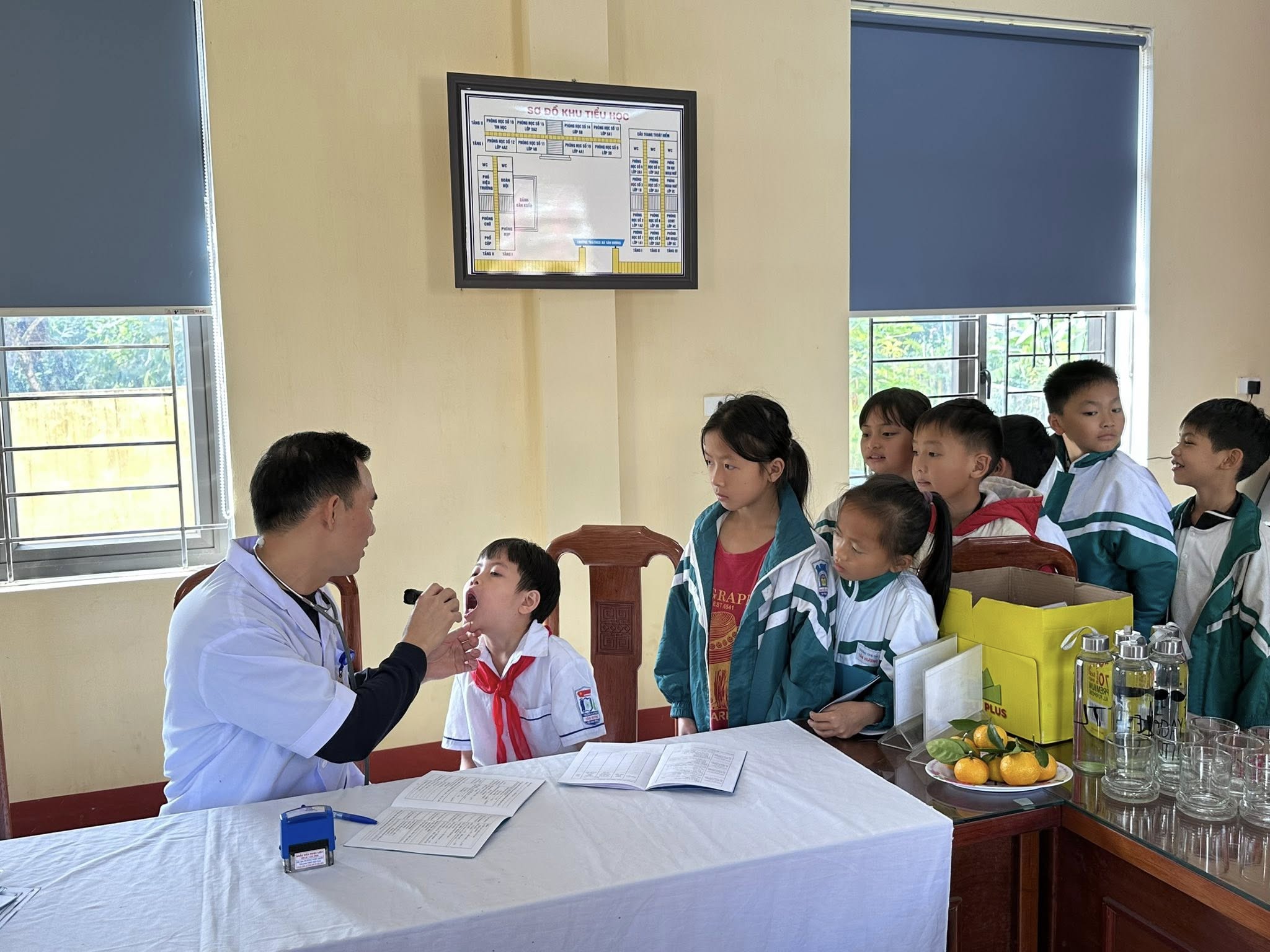 Khám sức khỏe định kỳ cho học sinh Tân Hương: Gieo mầm yêu thương, vun đắp tương lai 2 574392212 1133600268878891 8114850313413462350 n