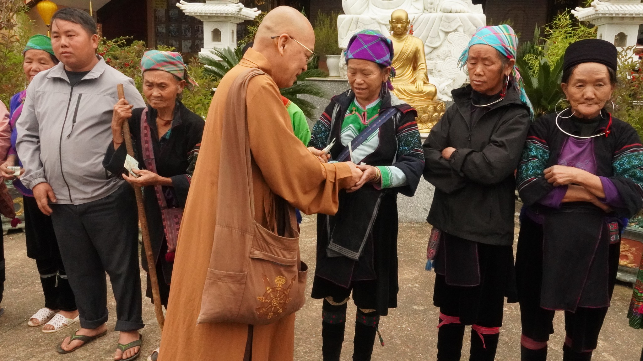 Lan tỏa lòng từ bi giữa mùa đông vùng cao: Thiền viện Trúc Lâm Đại Giác Sa Pa trao 100 suất quà cho hộ nghèo 3 574493536 1359274152875313 5962546958656583742 n