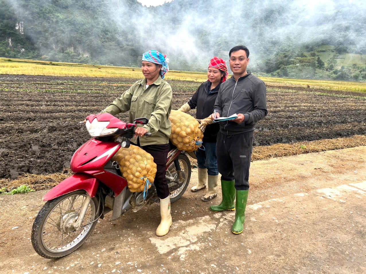 Gieo mầm xanh, vun niềm tin - "Hồi sinh cánh đồng Làng Chút" 6 574497004 801424279390949 4231383500747597427 n