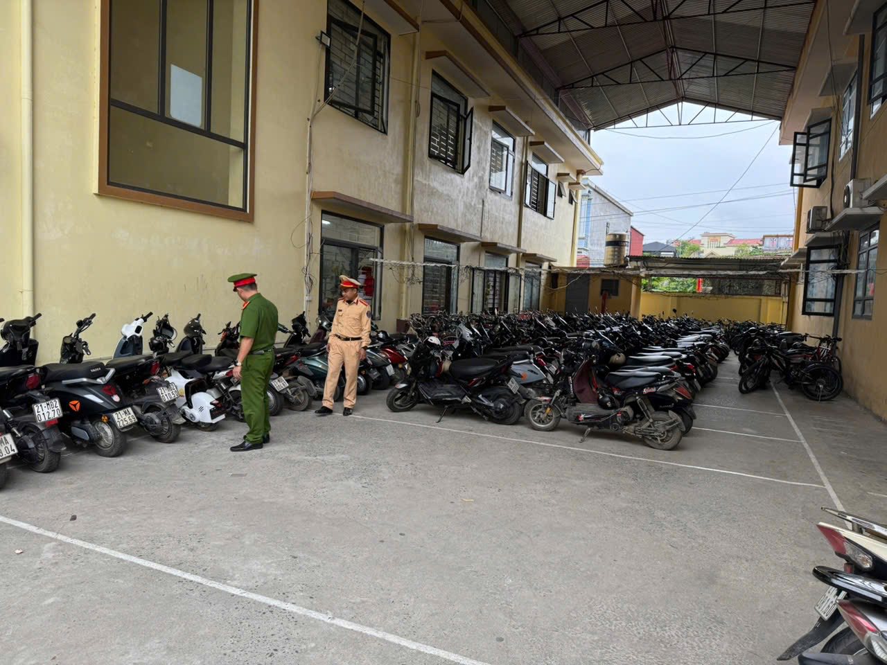 CSGT đồng loạt tổng kiểm tra bãi giữ xe quanh trường học: Hàng chục nghìn học sinh vi phạm bị phát hiện 2 574526528 122135524538955851 6967148883440965667 n