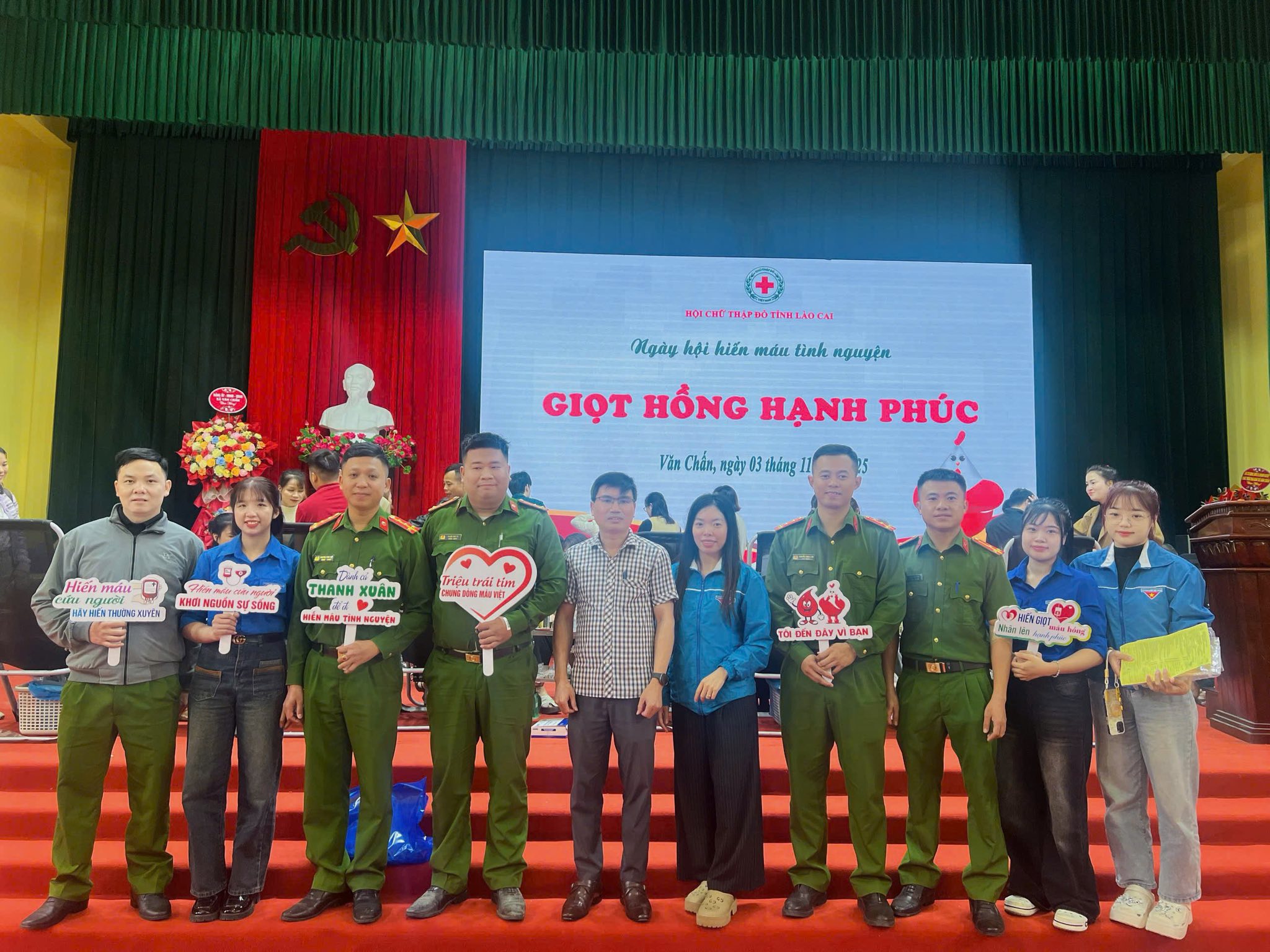 Lan tỏa yêu thương từ Ngày hội hiến máu “Giọt Hồng Hạnh Phúc” năm 2025 2 574575110 1149499617374252 4192314214791186273 n