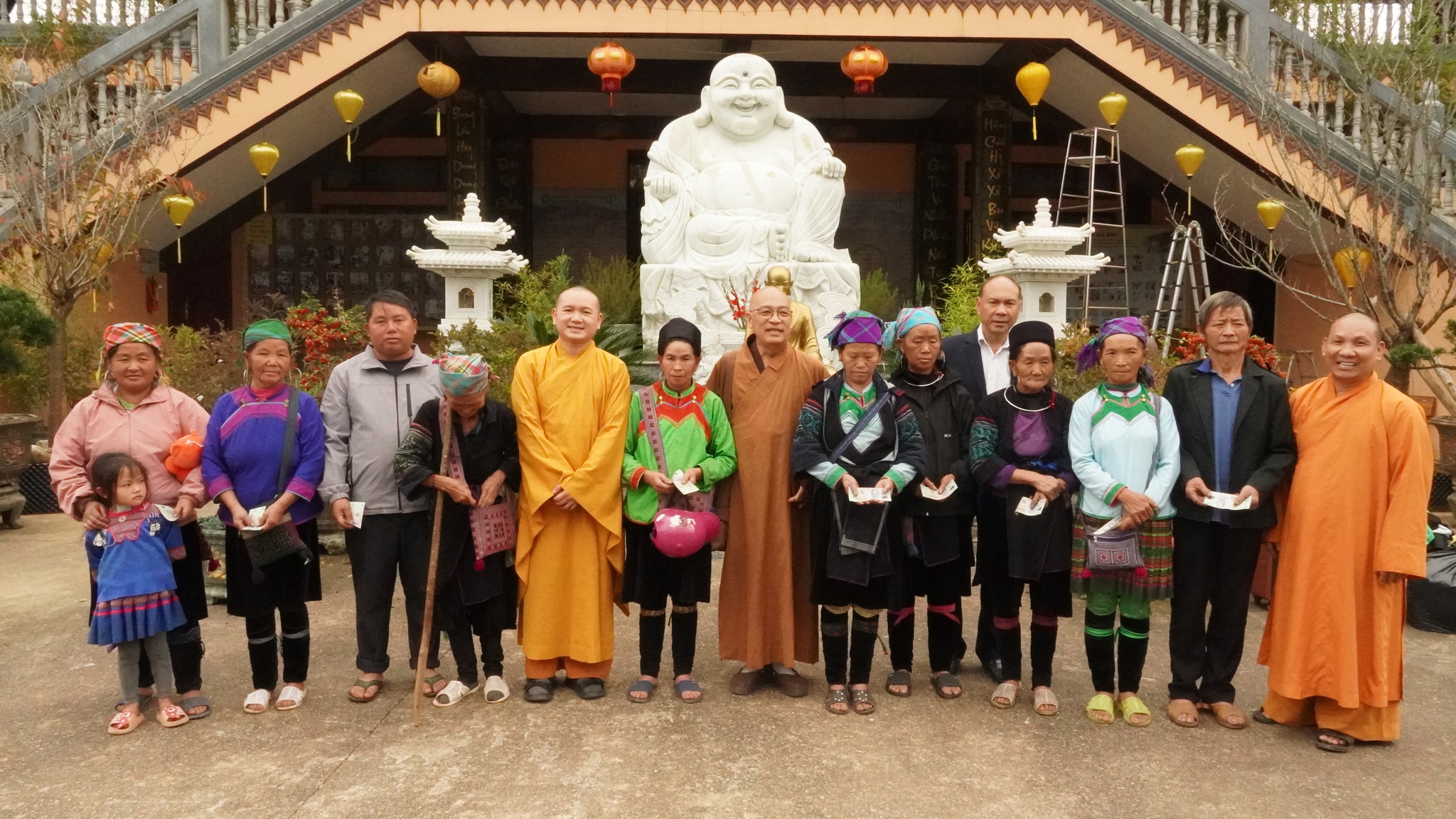 Lan tỏa lòng từ bi giữa mùa đông vùng cao: Thiền viện Trúc Lâm Đại Giác Sa Pa trao 100 suất quà cho hộ nghèo 1 574593938 1359274196208642 4005591625906038854 n