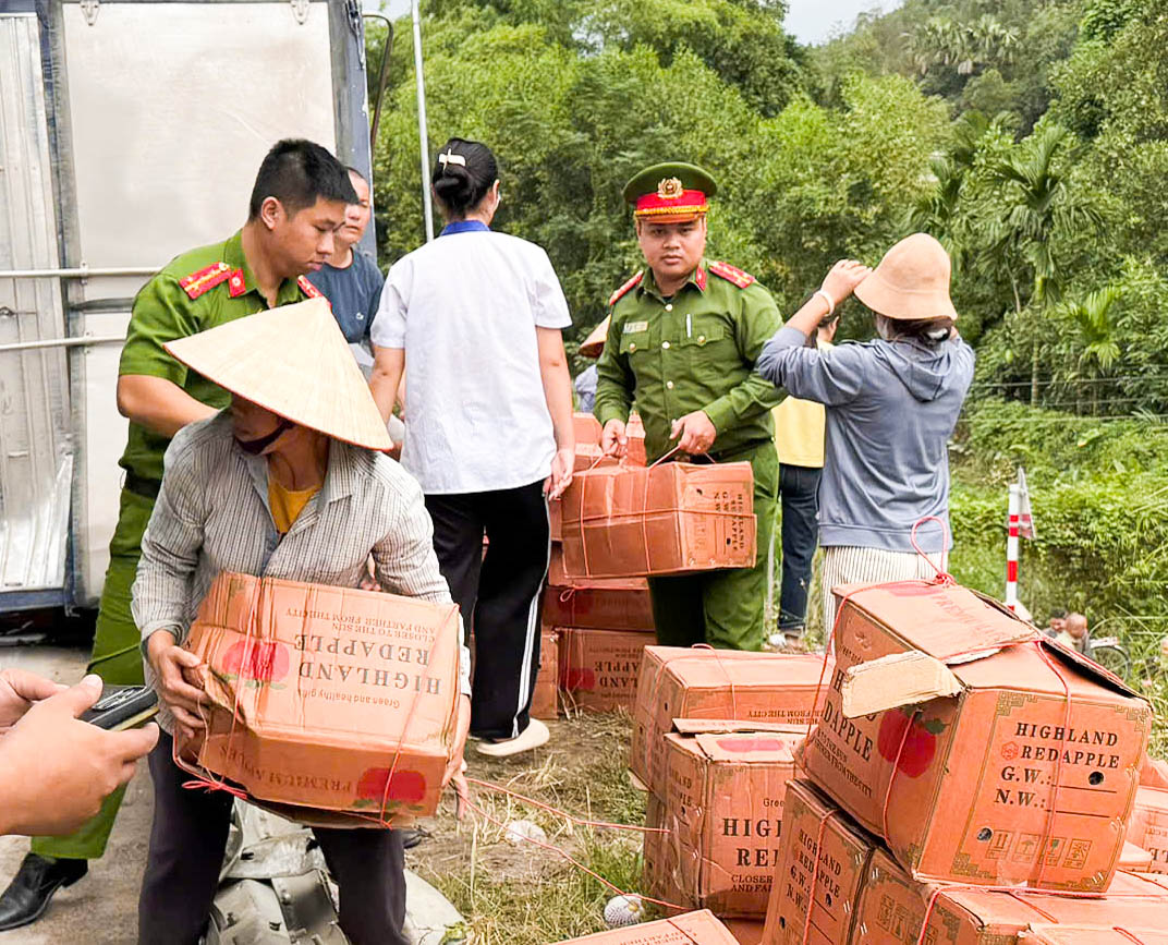 Công an phường Âu Lâu kịp thời giúp đỡ người dân sau sự cố lật xe tải trên cao tốc 1 574849120 1149369967247709 5760400668546137144 n