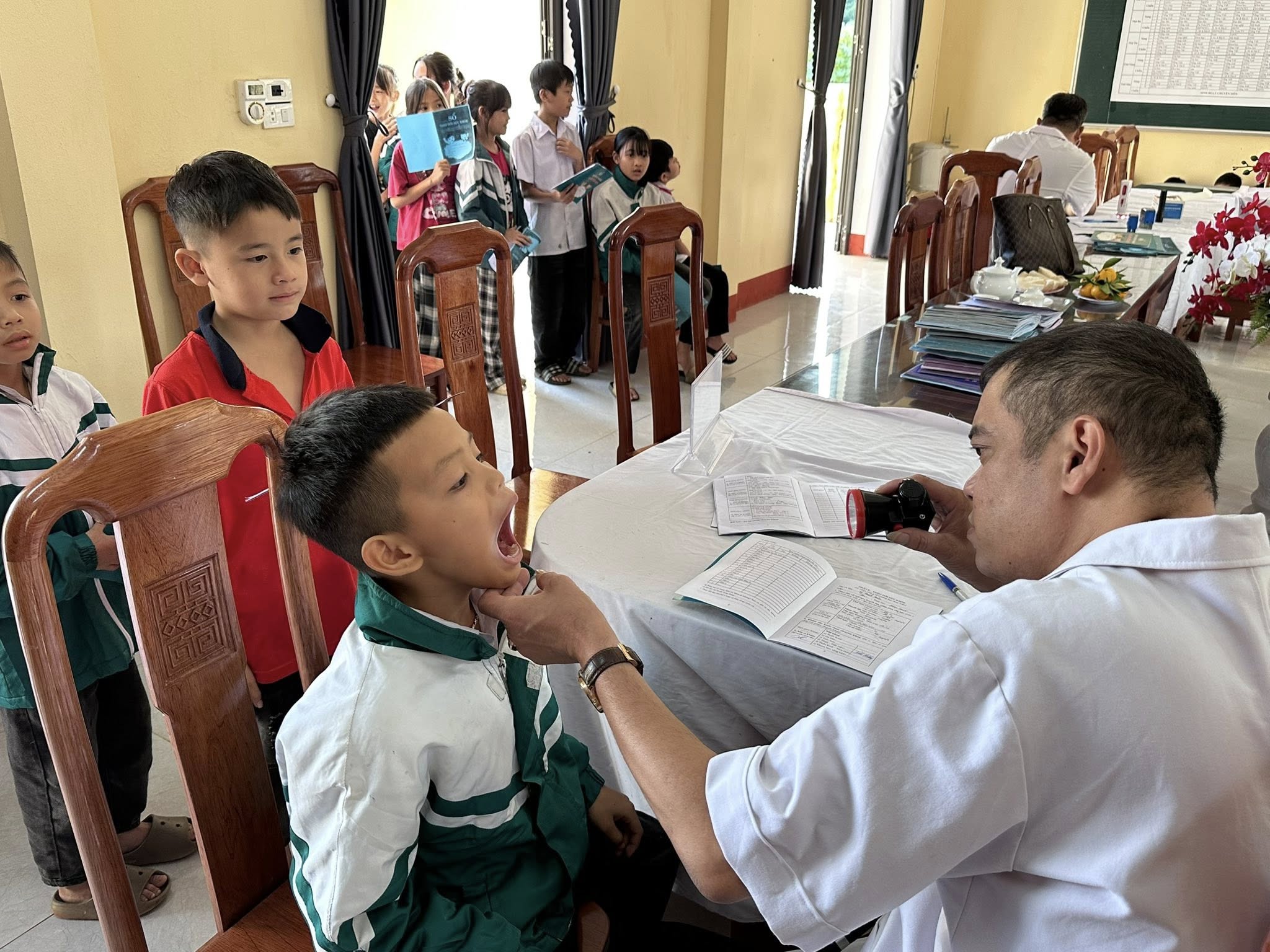 Khám sức khỏe định kỳ cho học sinh Tân Hương: Gieo mầm yêu thương, vun đắp tương lai 4 575115334 1133600388878879 5291630326870798872 n