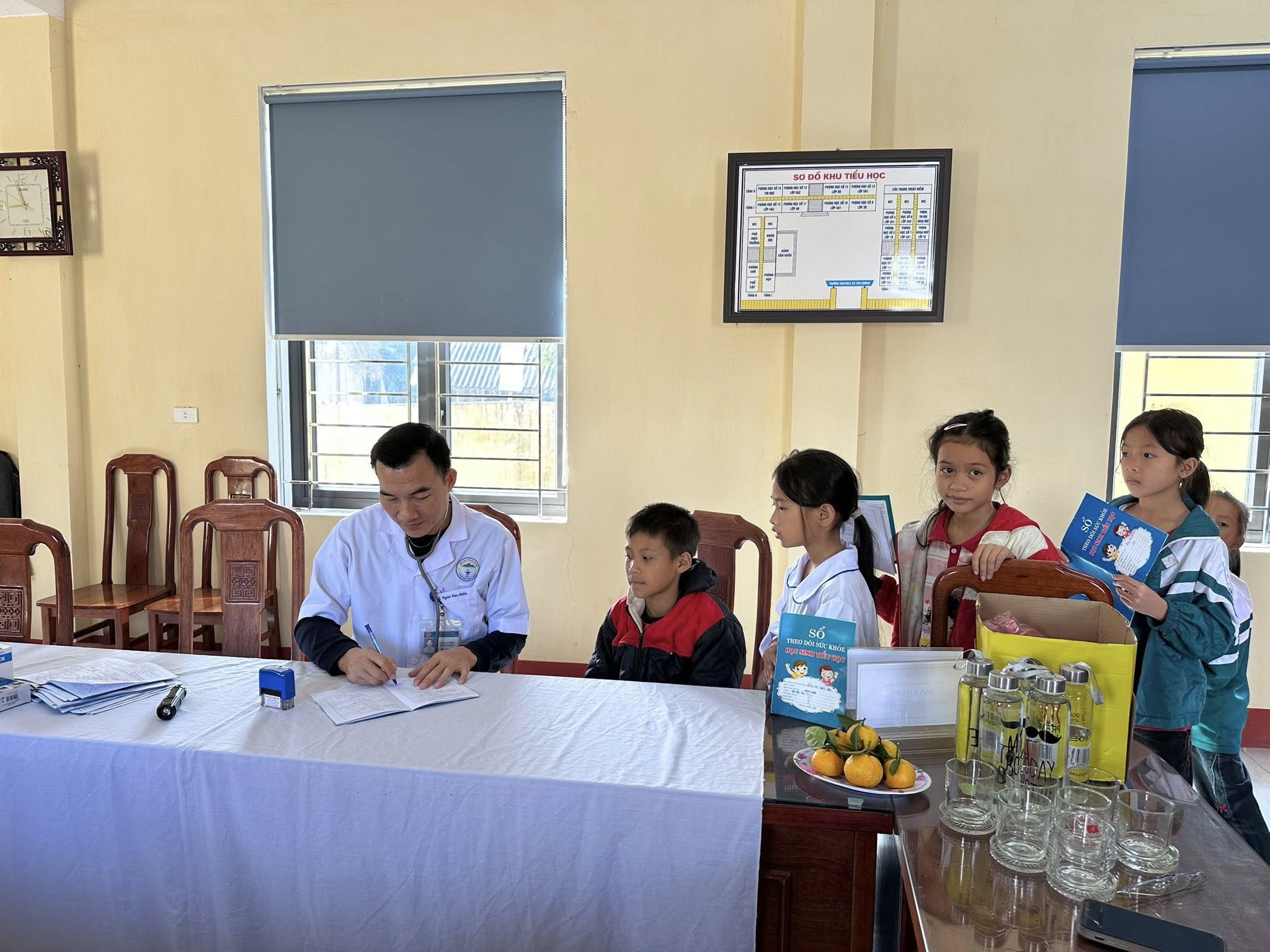 Khám sức khỏe định kỳ cho học sinh Tân Hương: Gieo mầm yêu thương, vun đắp tương lai 6 575123260 1133599835545601 7747009200765965992 n