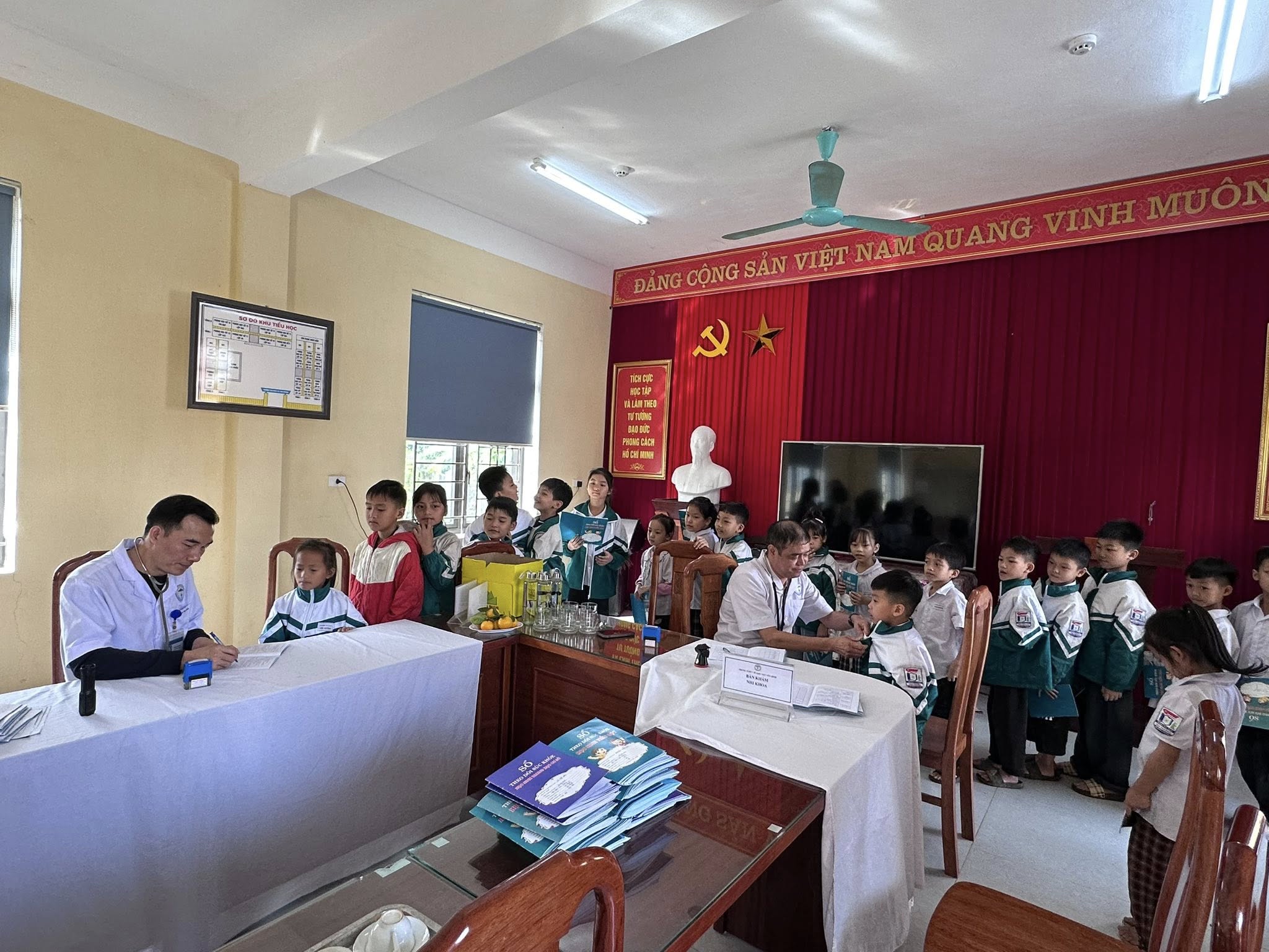 Khám sức khỏe định kỳ cho học sinh Tân Hương: Gieo mầm yêu thương, vun đắp tương lai 1 575161389 1133600532212198 7825666845818780823 n