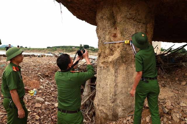 Cơ quan CSĐT Công an tỉnh Phú Thọ tổ chức khám nghiệm hiện trường.
