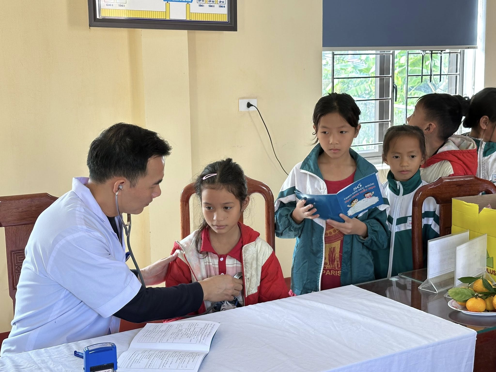 Khám sức khỏe định kỳ cho học sinh Tân Hương: Gieo mầm yêu thương, vun đắp tương lai 3 576375004 1133600275545557 8813673106701022780 n