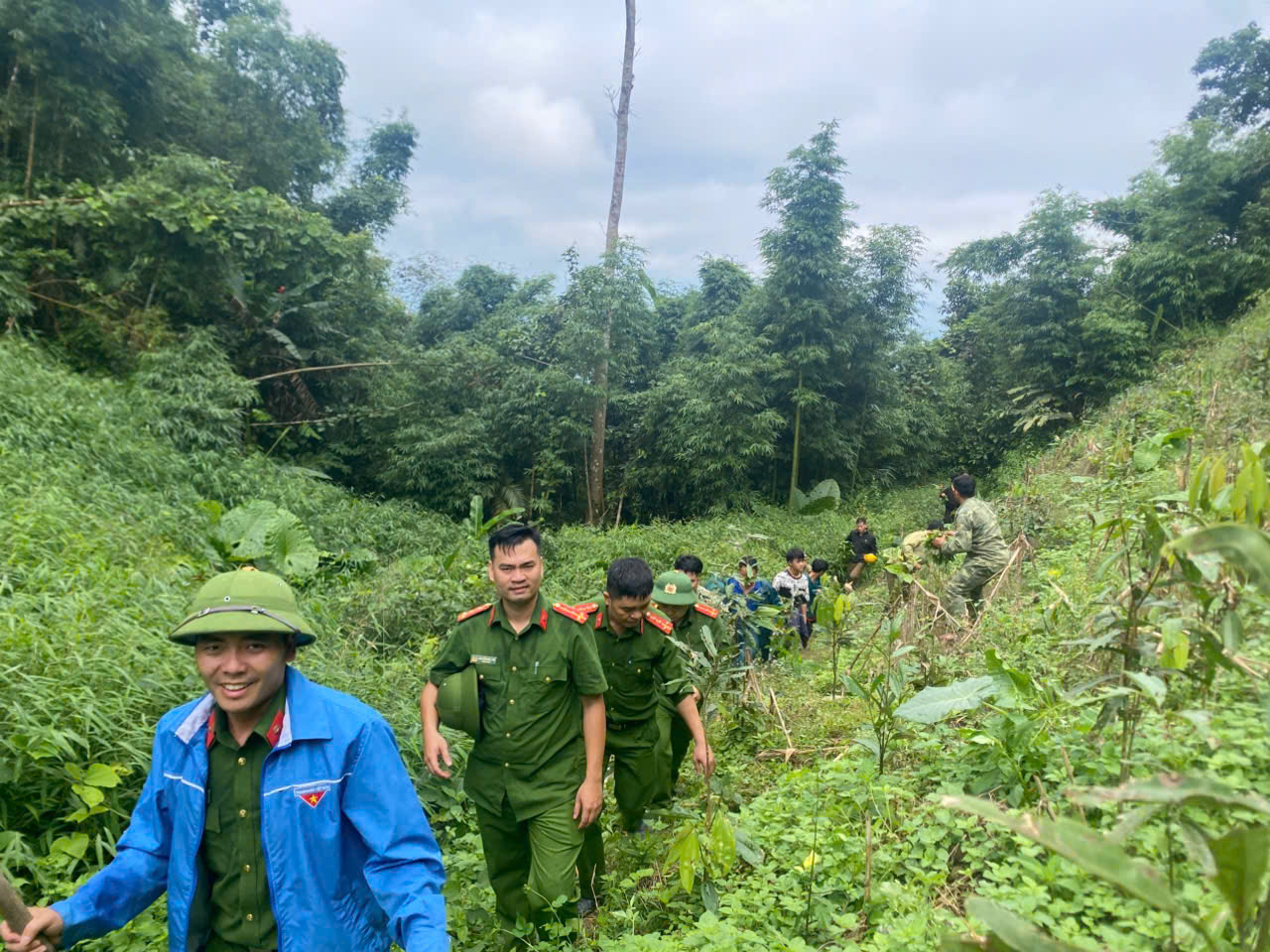 Phép màu giữa núi rừng Phong Dụ Hạ: Tìm thấy cụ bà 86 tuổi sau 3 ngày đi lạc 1 576415675 1157069286548222 5461368562288748987 n
