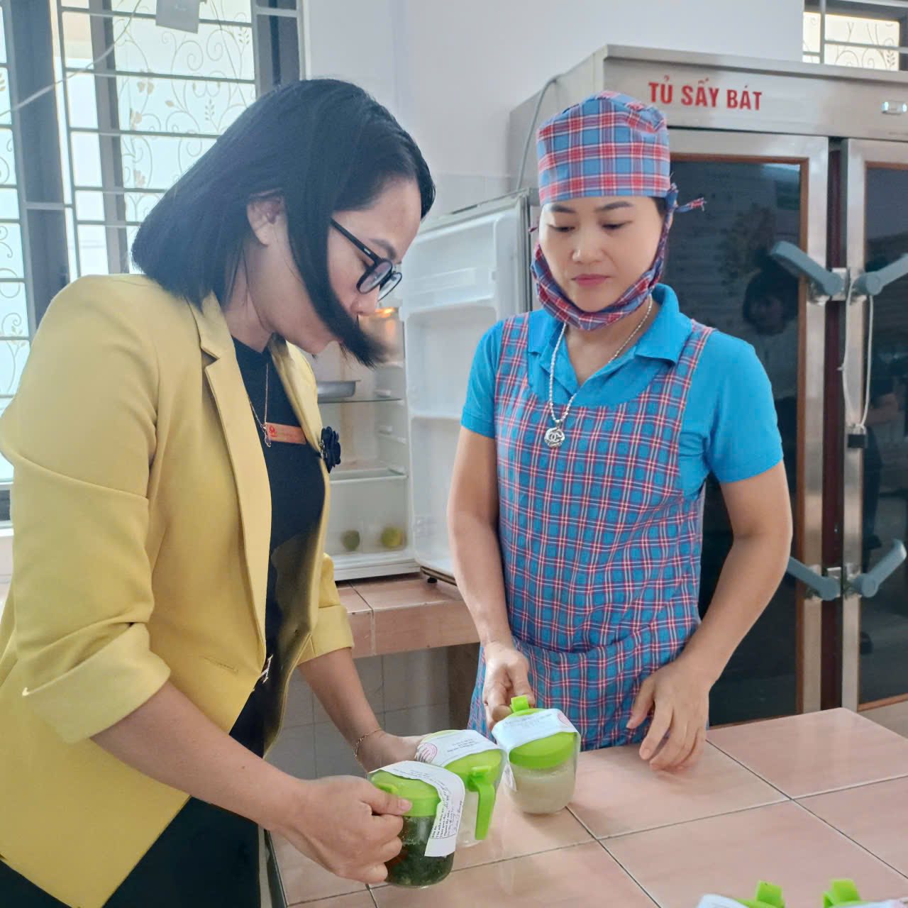 Phường Cam Đường tăng cường kiểm tra an toàn thực phẩm, bảo vệ bữa ăn bán trú cho trẻ mầm non 1 576420161 122142089474925719 6641919279423776018 n