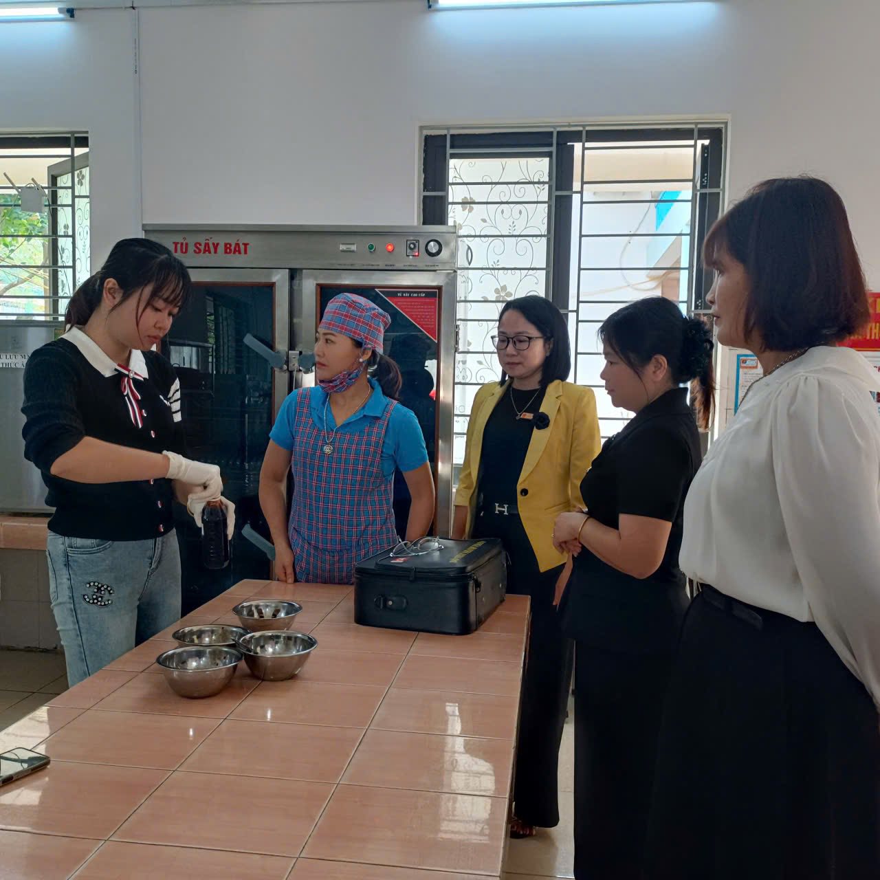 Phường Cam Đường tăng cường kiểm tra an toàn thực phẩm, bảo vệ bữa ăn bán trú cho trẻ mầm non 3 576523075 122142089462925719 3099865745208752250 n