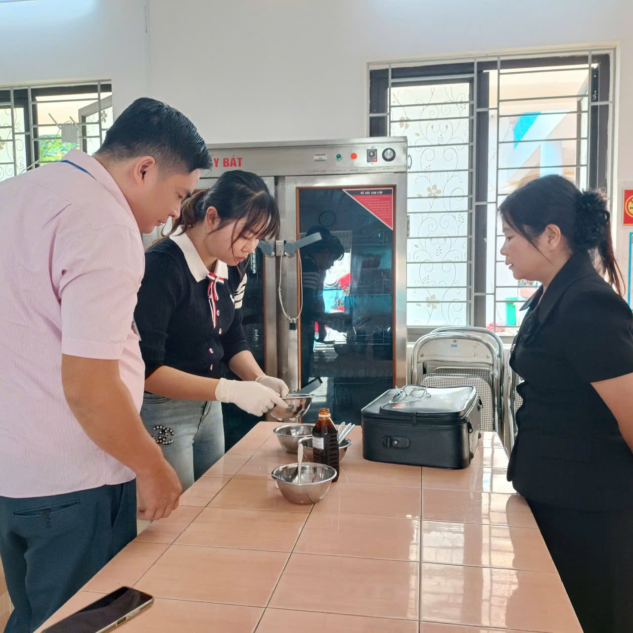 Phường Cam Đường tăng cường kiểm tra an toàn thực phẩm, bảo vệ bữa ăn bán trú cho trẻ mầm non 2 576552314 122142089444925719 3456732375011513438 n