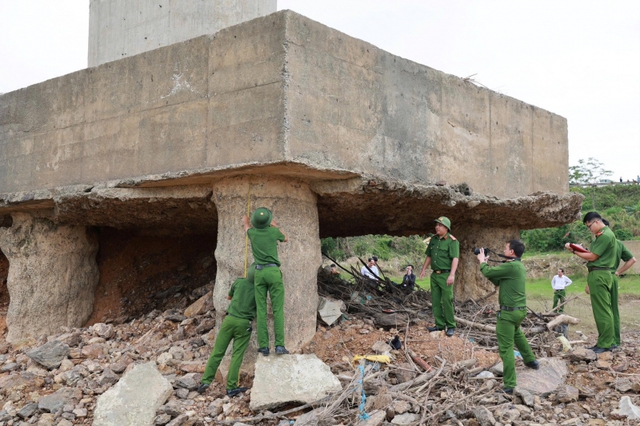 Hiện trường các móng cọc tại trụ T3 lộ rõ, một móng cọc lộ ra cốt thép rỉ sét, mất hoàn toàn lớp bê tông bảo vệ.