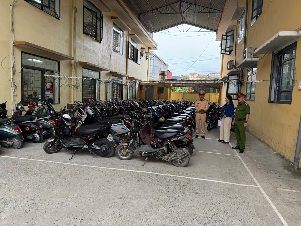 CSGT đồng loạt tổng kiểm tra bãi giữ xe quanh trường học: Hàng chục nghìn học sinh vi phạm bị phát hiện 1 577445862 122135524292955851 4507778586886512961 n