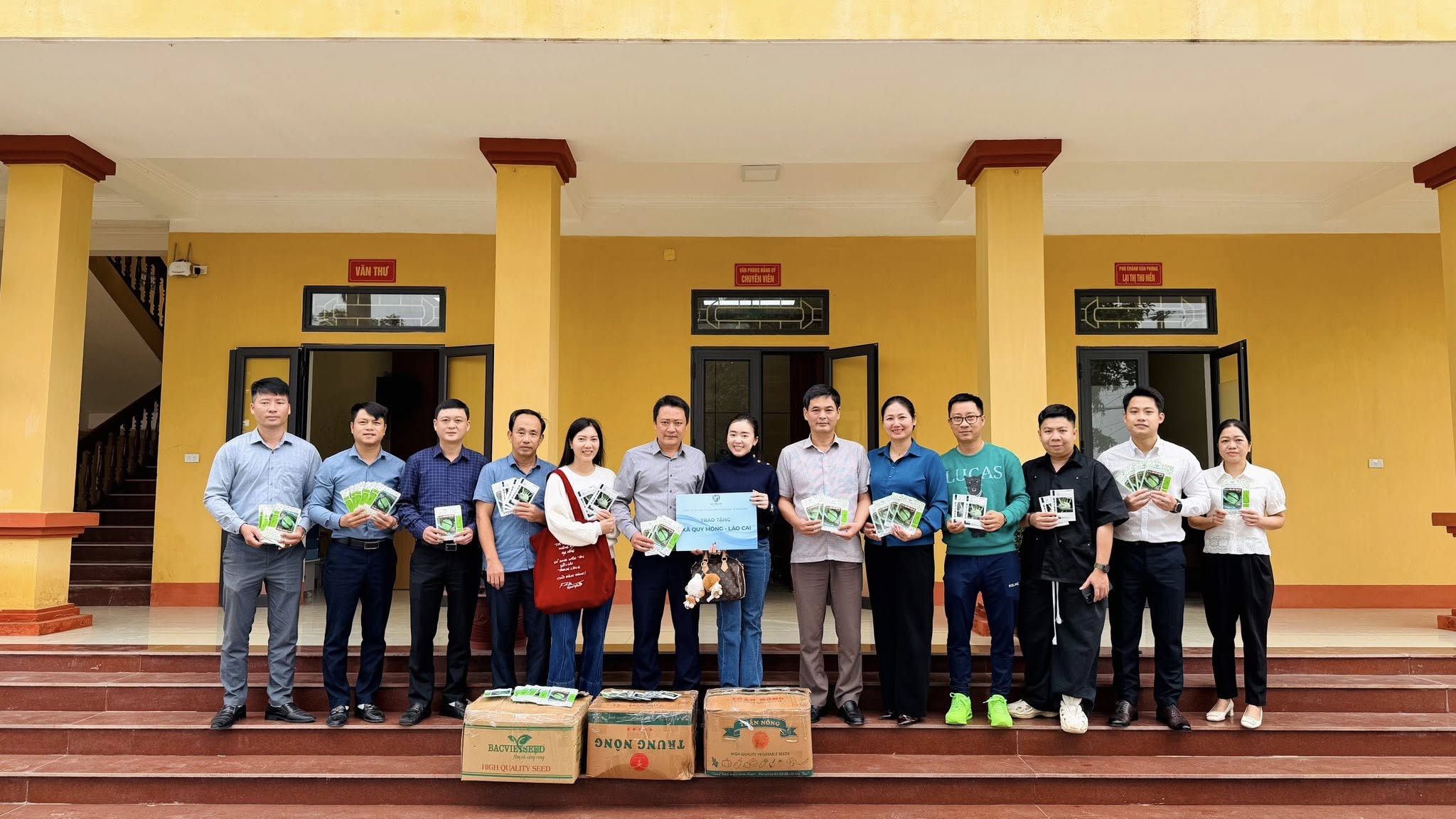 Tuổi trẻ Lào Cai trao tặng 100 triệu đồng hạt giống giúp nông dân Quy Mông khôi phục sản xuất sau bão lũ 1 578274580 1143052384685630 7401134297260563633 n