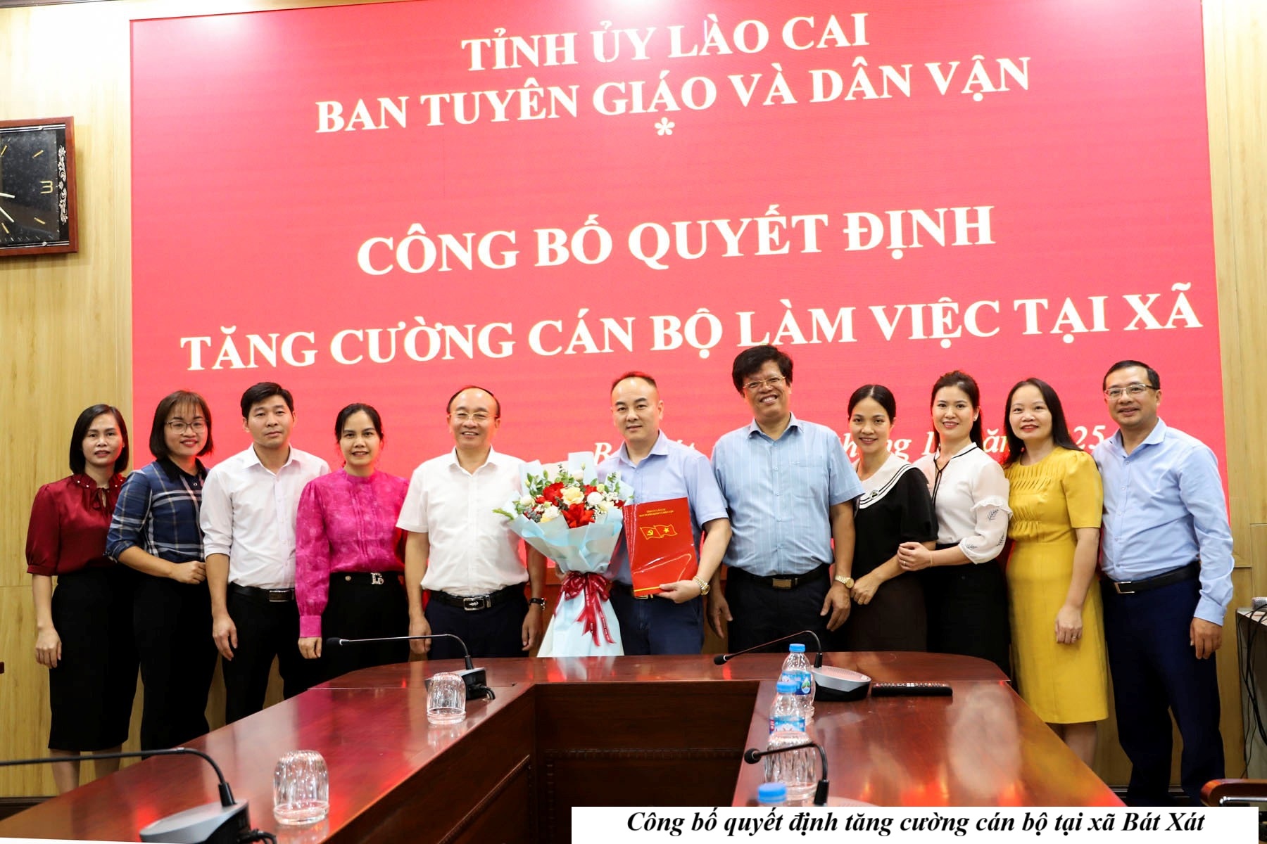 Hiệu quả bước đầu từ chủ trương đưa cán bộ tỉnh về cơ sở tại Lào Cai 1 578632734 764808883284588 7863206918855238485 n 1