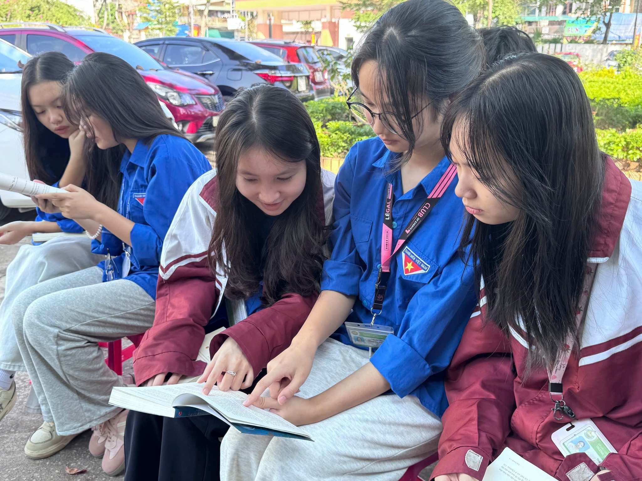 Xe thư viện lưu động mang tri thức về với Trường THPT Nguyễn Huệ, lan tỏa văn hóa đọc giữa đời sống học đường 2 579592910 857952280327761 3876854814565250584 n