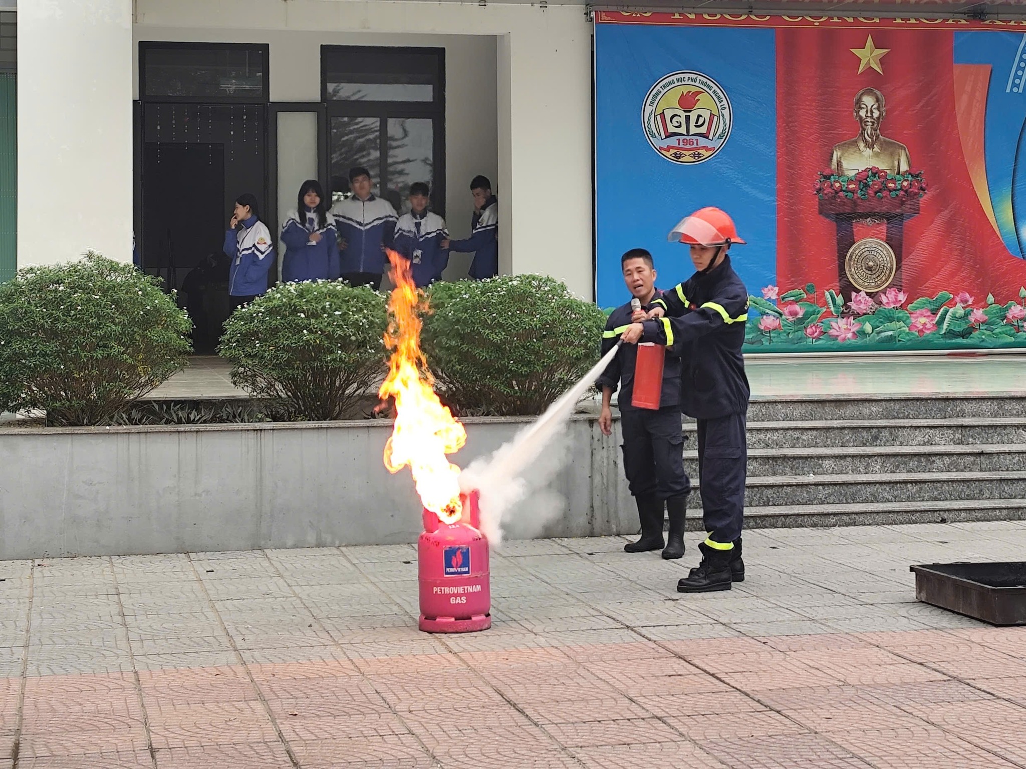 Lào Cai: Hơn 1.200 học sinh THPT được trải nghiệm thực hành chữa cháy và cứu nạn cứu hộ 8 580501339 786099311125415 2458400852769668384 n