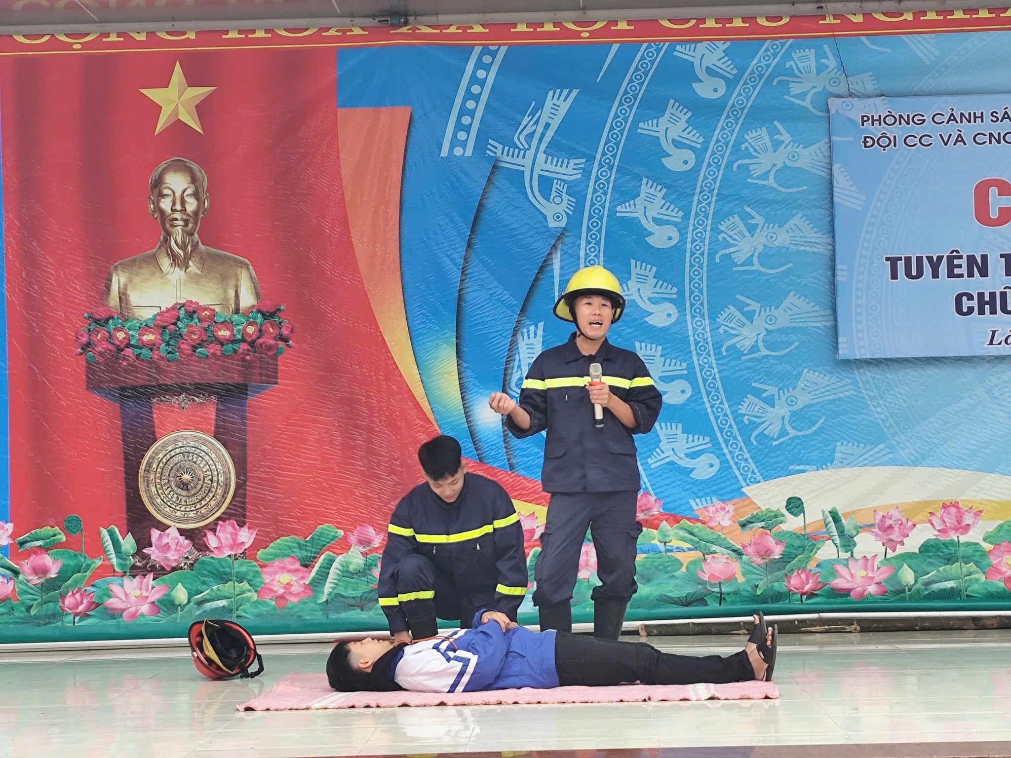 Lào Cai: Hơn 1.200 học sinh THPT được trải nghiệm thực hành chữa cháy và cứu nạn cứu hộ 5 580693407 786099194458760 3936753675876461571 n