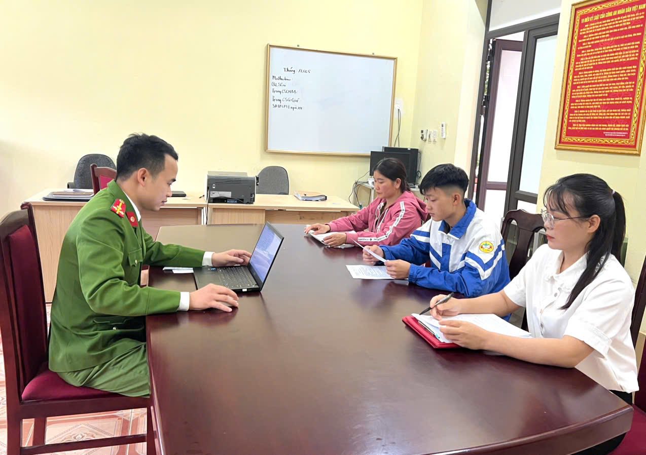 Công an xã văn bàn làm việc với các đối tượng liên quan . Anhr Công An Xã Văn Bàn