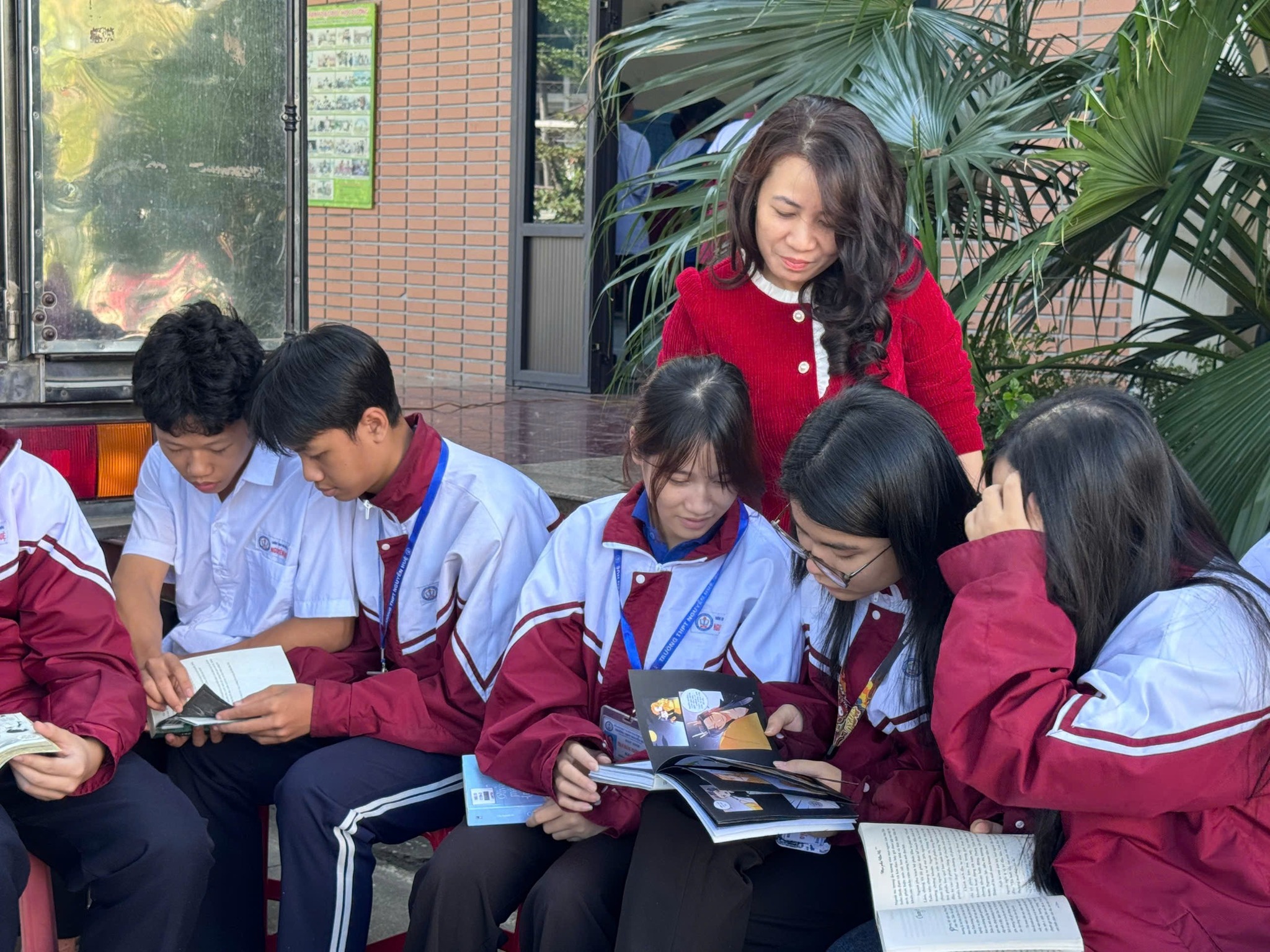 Xe thư viện lưu động mang tri thức về với Trường THPT Nguyễn Huệ, lan tỏa văn hóa đọc giữa đời sống học đường 3 581110109 857952233661099 8460761875528717022 n