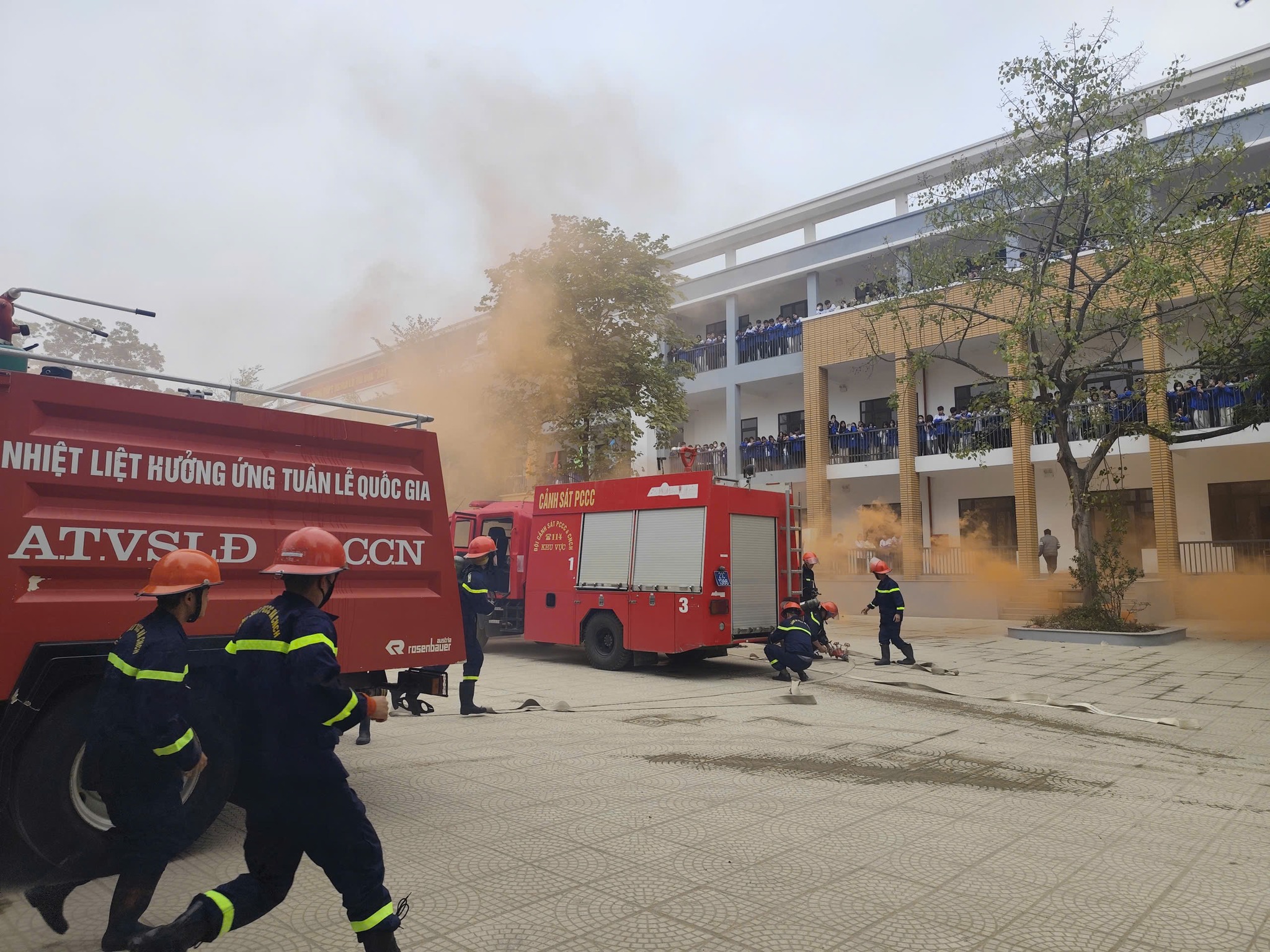 Lào Cai: Hơn 1.200 học sinh THPT được trải nghiệm thực hành chữa cháy và cứu nạn cứu hộ 13 581571123 786099454458734 5776944104411218222 n