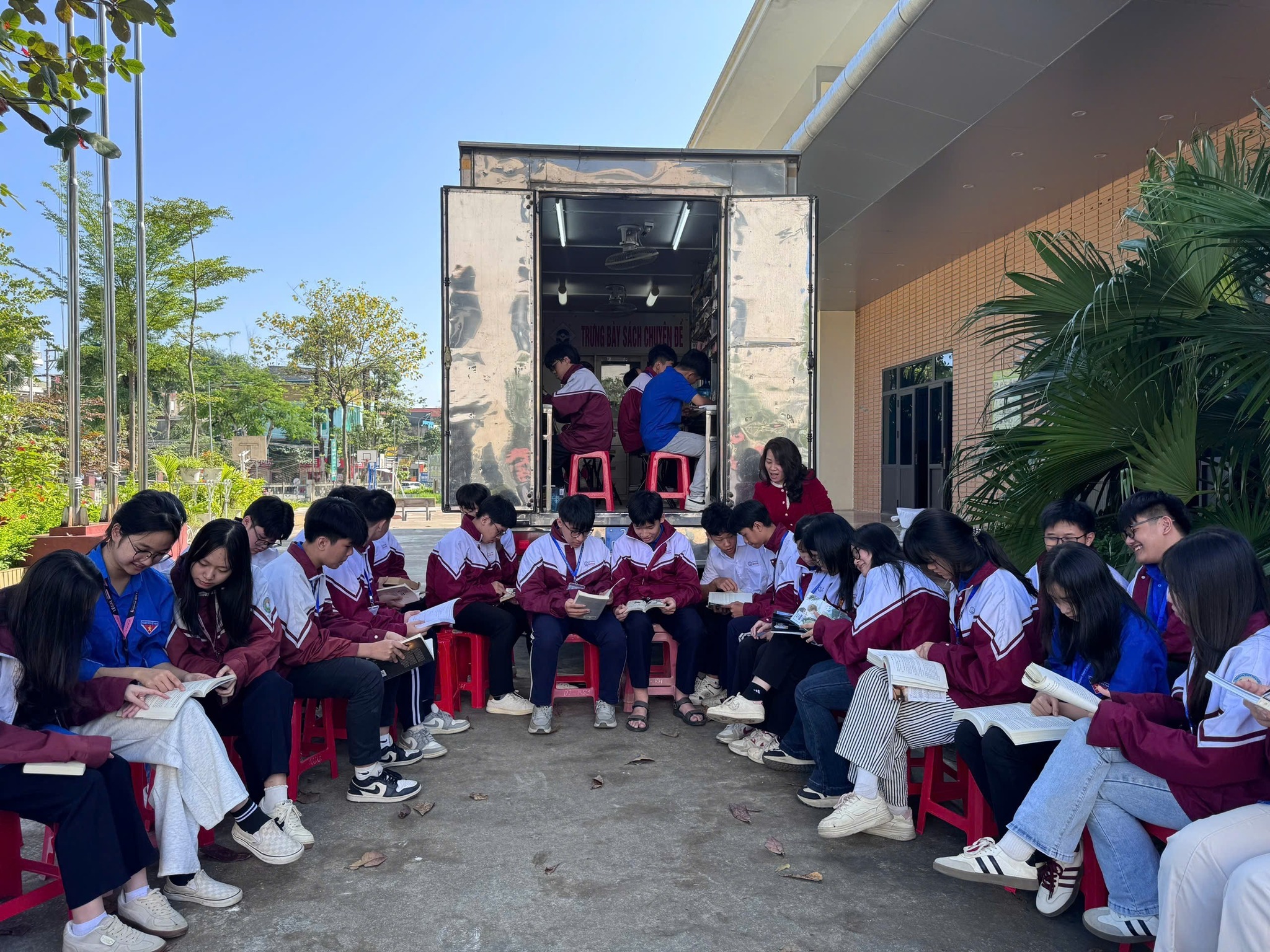Xe thư viện lưu động mang tri thức về với Trường THPT Nguyễn Huệ, lan tỏa văn hóa đọc giữa đời sống học đường 1 581717231 857952413661081 4207978941581305143 n