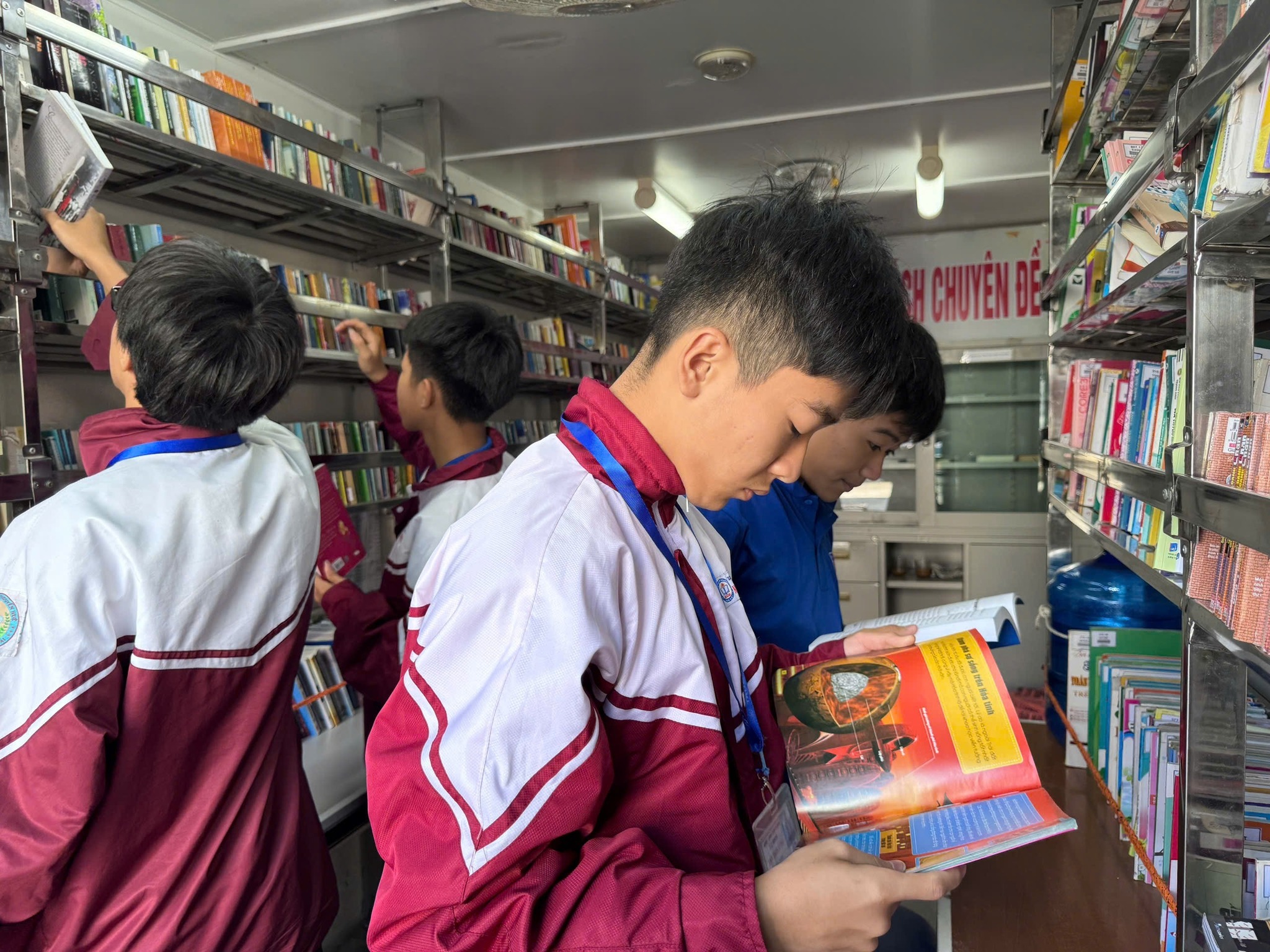 Xe thư viện lưu động mang tri thức về với Trường THPT Nguyễn Huệ, lan tỏa văn hóa đọc giữa đời sống học đường 4 581726559 857950286994627 2249338169643882458 n