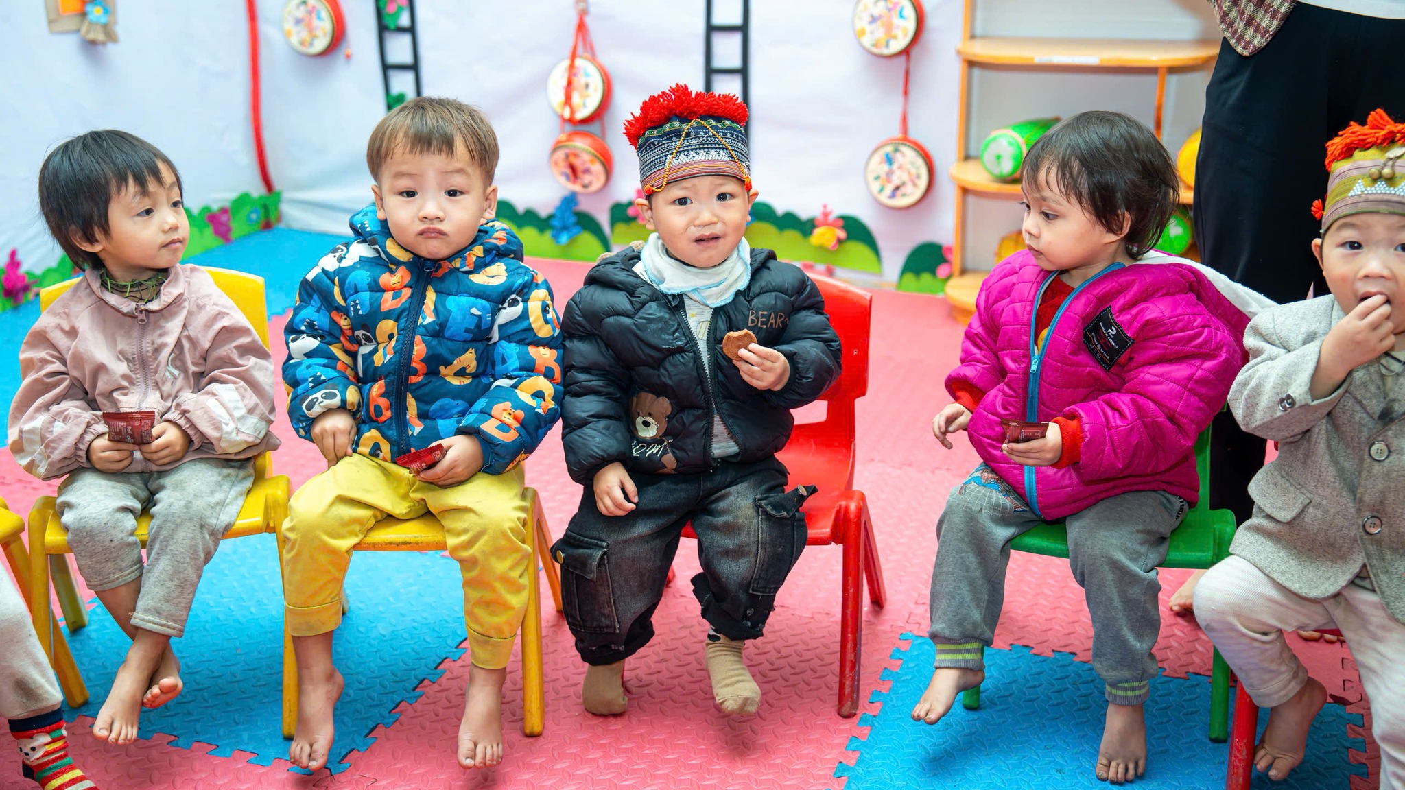 Hơi ấm mùa đông đến với trẻ em vùng cao Mường Bo 4 581734939 1370767381725990 2839812076222769205 n