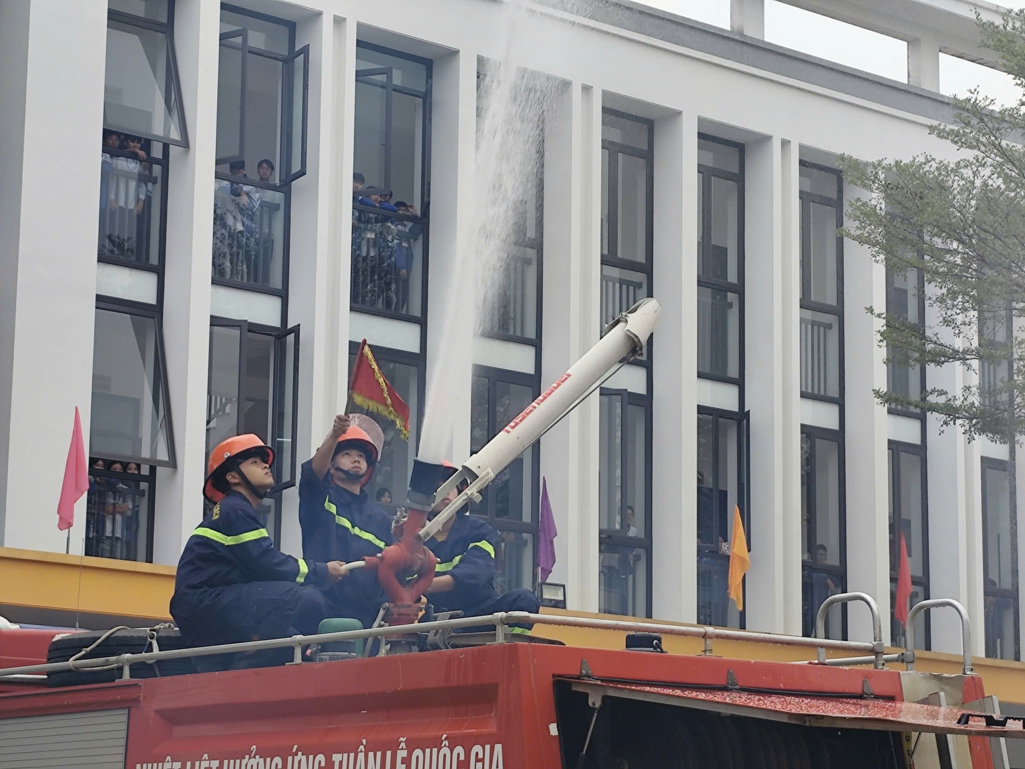 Lào Cai: Hơn 1.200 học sinh THPT được trải nghiệm thực hành chữa cháy và cứu nạn cứu hộ 11 581812302 786099721125374 2636529119490277975 n